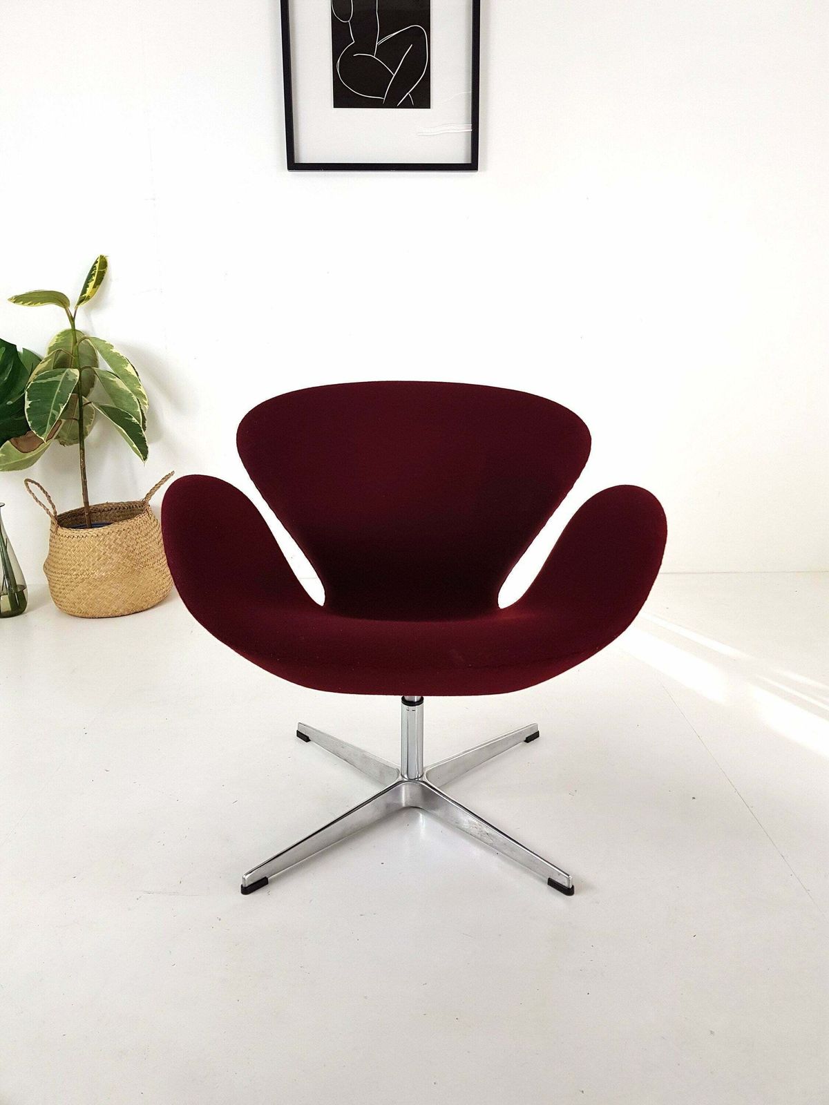 Swan Swivel Chair   Arne Jacobsen Style