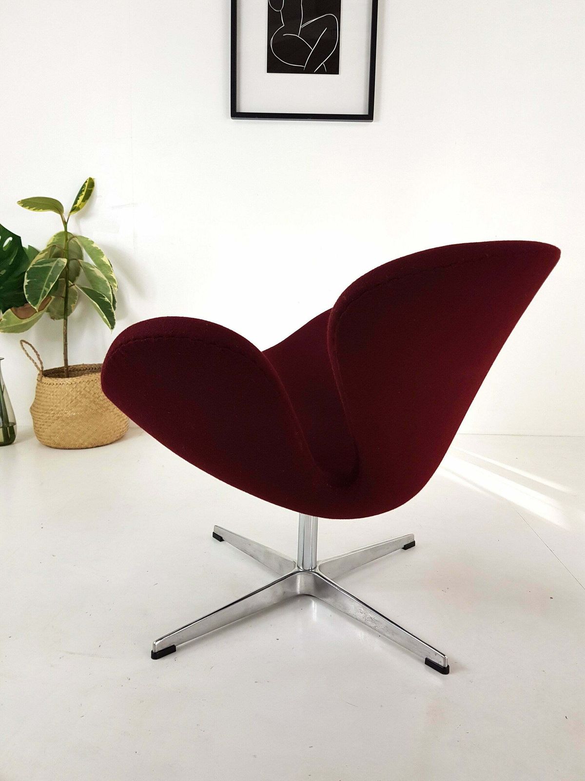 Swan Swivel Chair   Arne Jacobsen Style photo 330.0