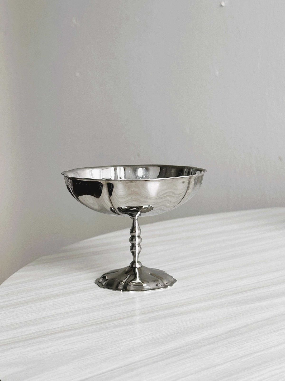 Lot de 6 ou 8 grands bols sur pied en acier inoxydable, de style Létang Remy, fabrication française, art de la table en métal, service à dessert photo for sale