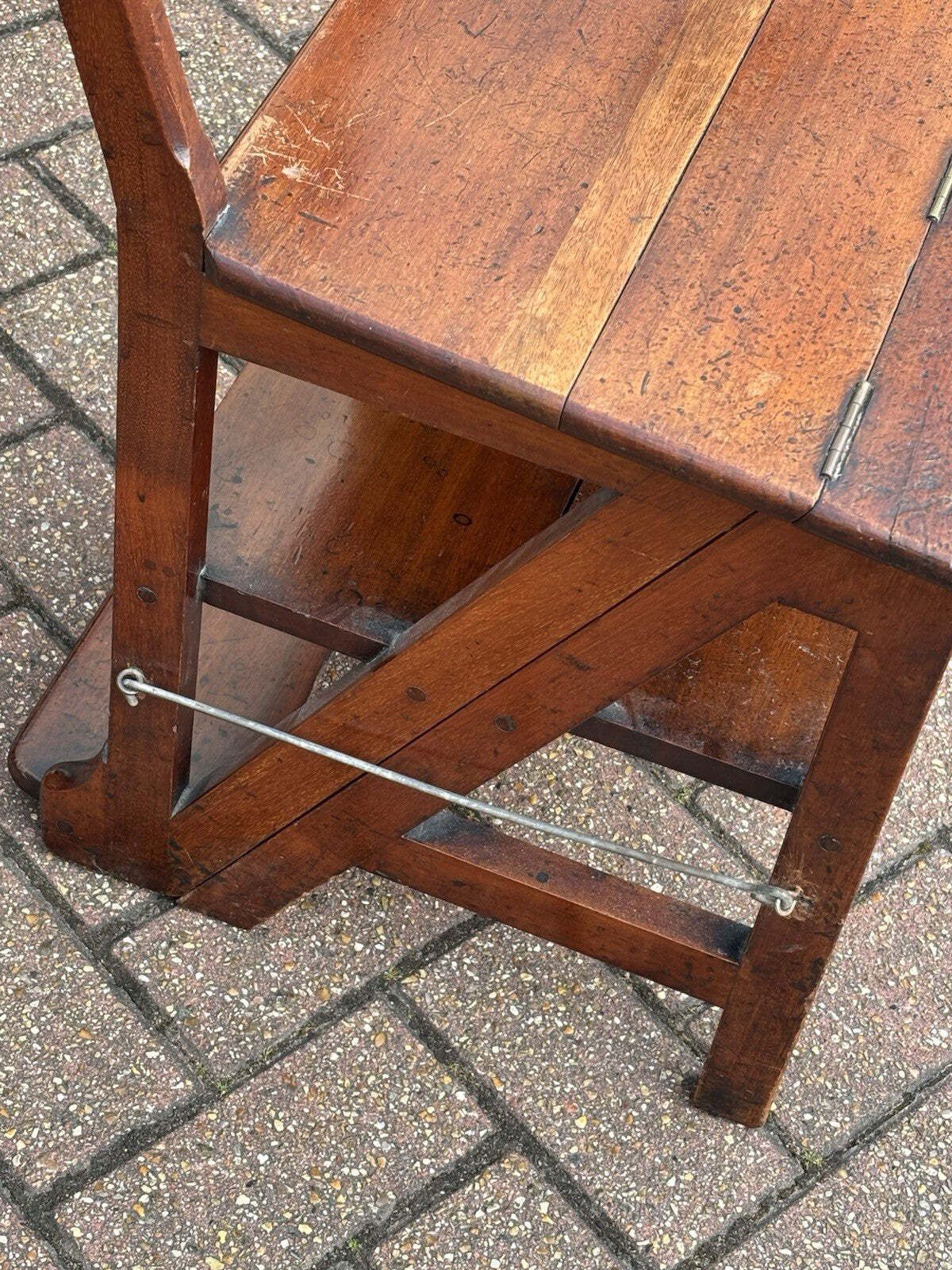 photo vintage Antique Metamorphic Mahogany Chair That Folds Over Into Library Steps