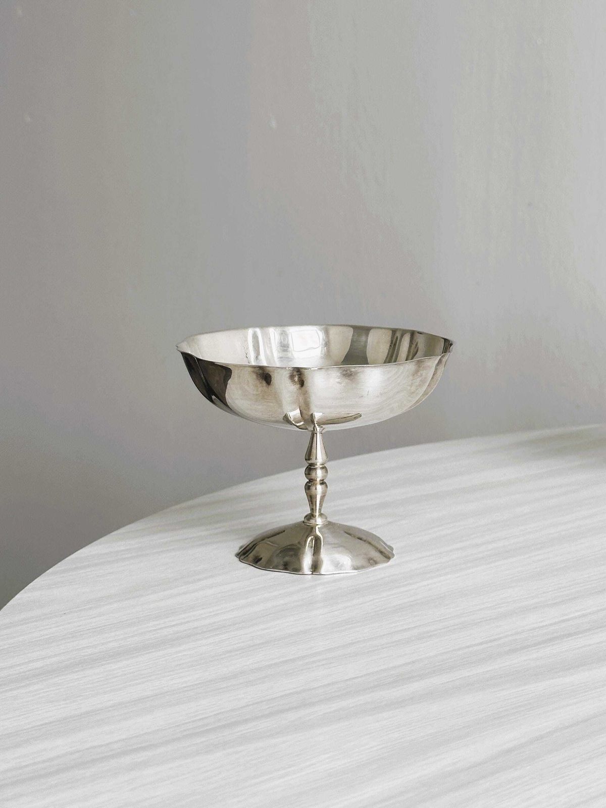 Set Of 6 Large Antique Stainless Steel Bowls, Light Metal On A Stand, Vintage Tableware, Chic Dessert, Ice Cream Or Fruit Presentation photo for sale
