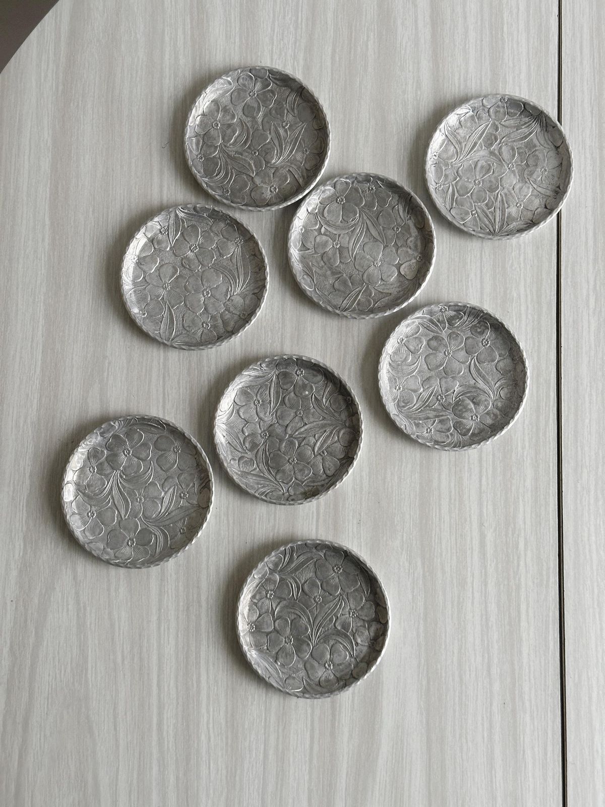 8 sous-verres en métal, décor floral, fabriqués aux États-Unis, décoration de table intemporelle et originale, objets décoratifs