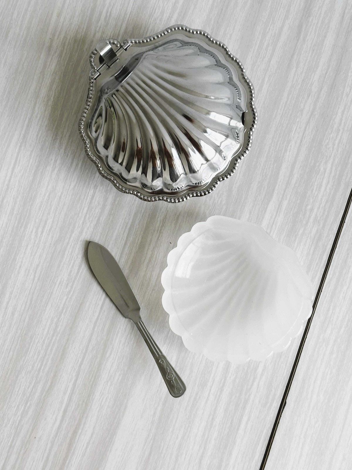 Stainless Steel Butter Dish In The Shape Of A Shell, Elegant Vintage Butter Dish With Small Spoon, Refined Object For A Chic Table, Tableware photo 78.0