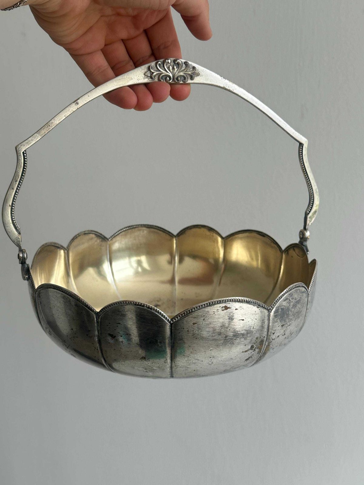 Plat d'époque en verre et métal argenté, saladier ou coupe à compote, présentation de table raffinée pour un buffet élégant photo vinterior