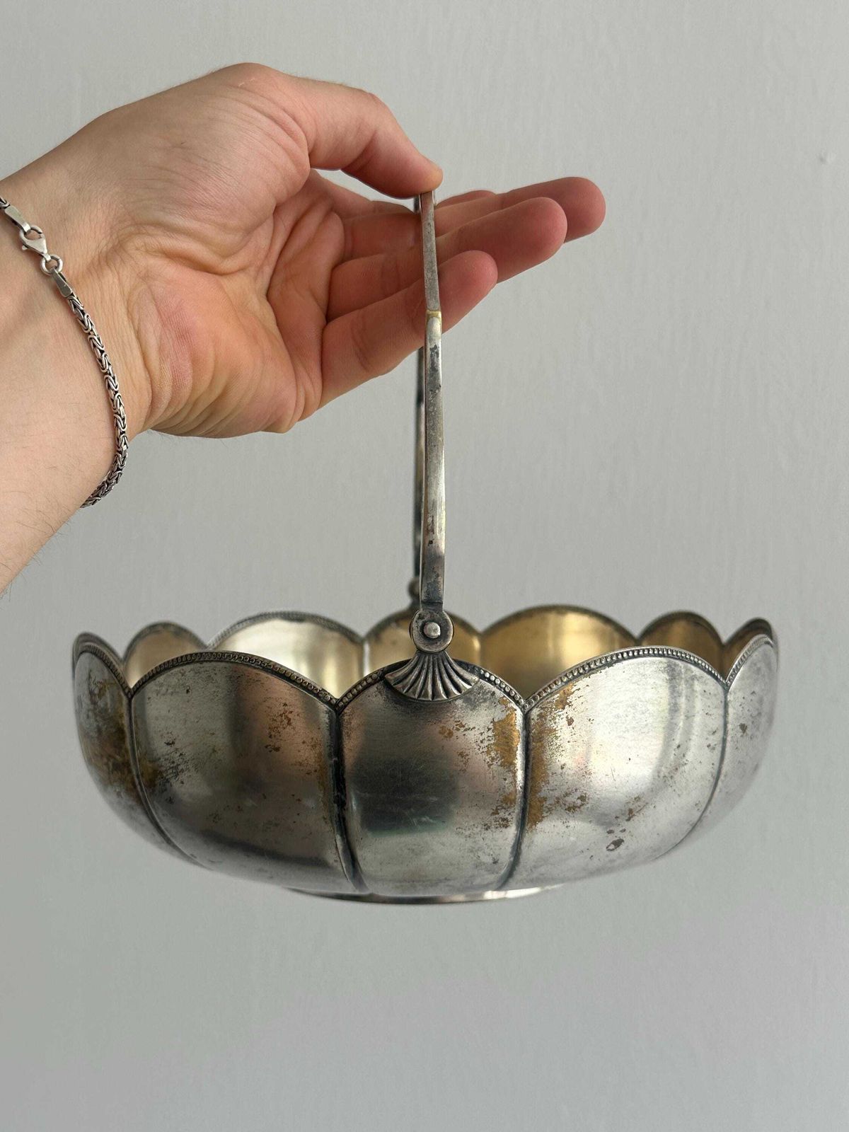 Plat d'époque en verre et métal argenté, saladier ou coupe à compote, présentation de table raffinée pour un buffet élégant photo vintage