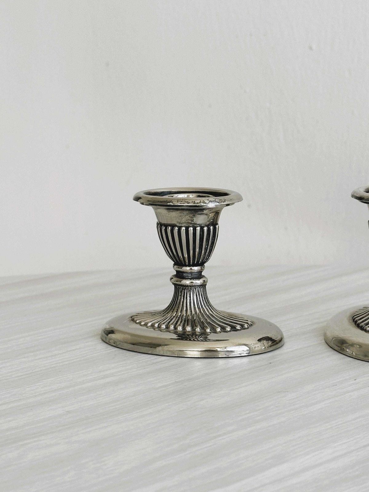 Paire de bougeoirs en métal d'époque, décoration de table élégante, objet d'époque intemporel photo furniture
