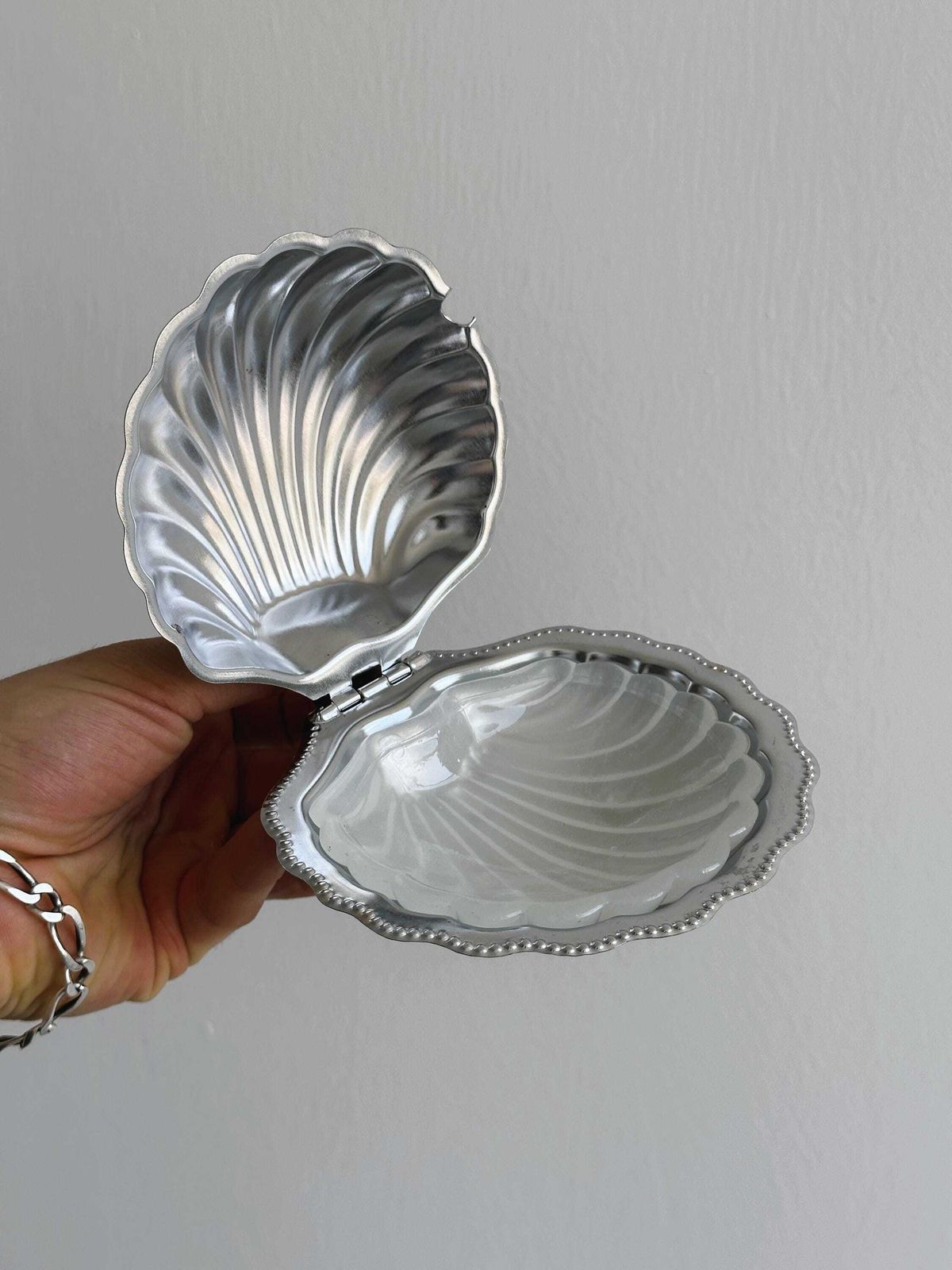 Beurrier en métal avec couvercle et cuillère, pot à caviar, motif coquille, métal brillant, art de la table en métal chromé photo vinterior