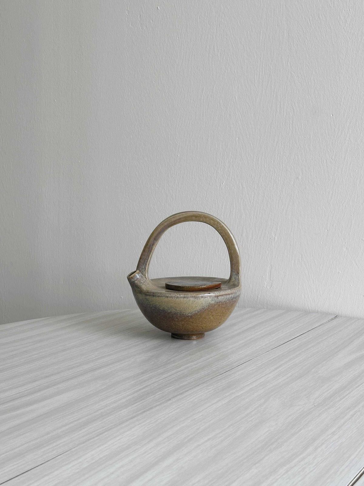 Théière en céramique artisanale, forme sculpturale élégante avec anse intégrée, pièce décorative unique pour cuisine ou collection