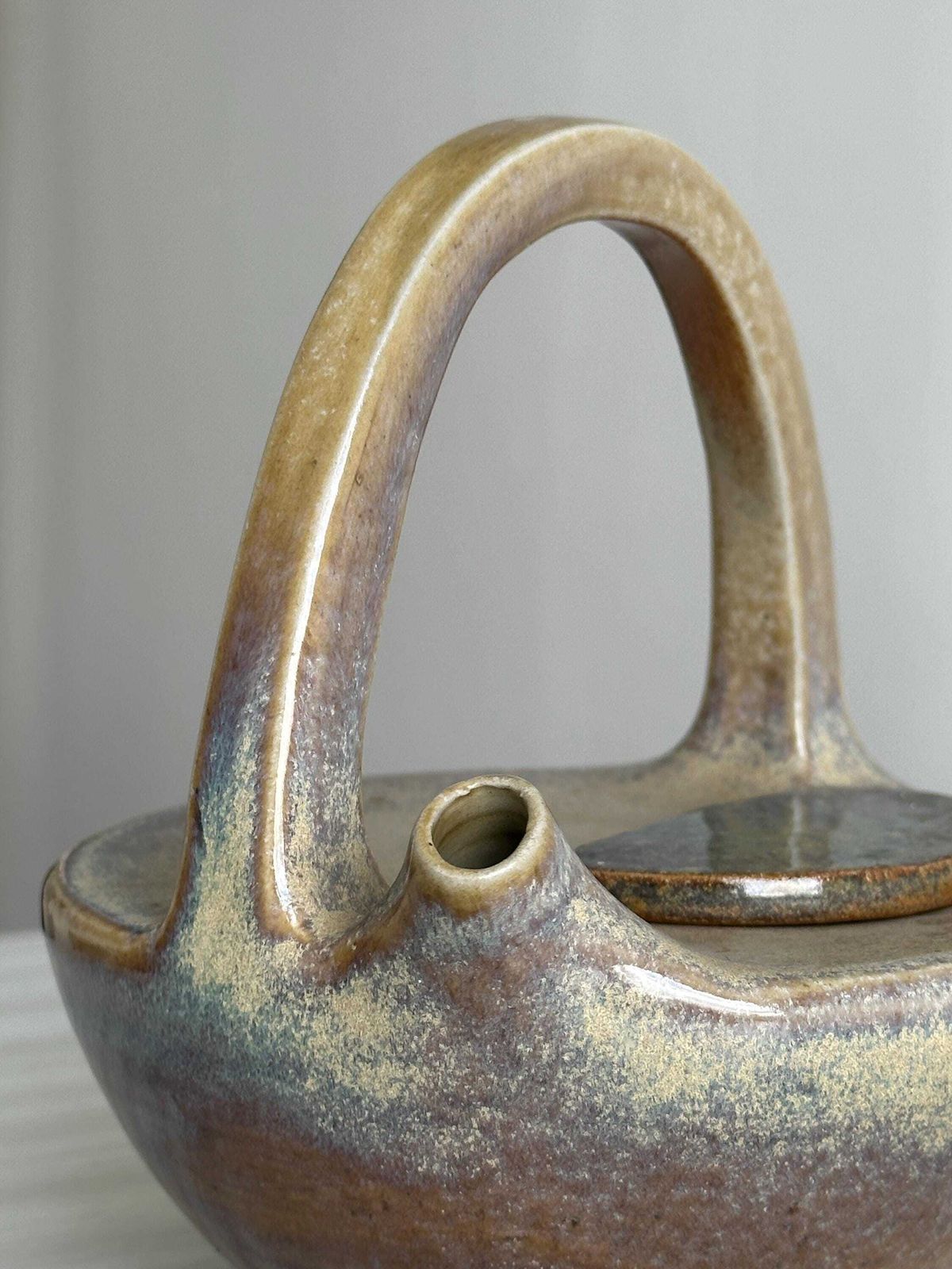 Théière en céramique artisanale, forme sculpturale élégante avec anse intégrée, pièce décorative unique pour cuisine ou collection photo 78.0