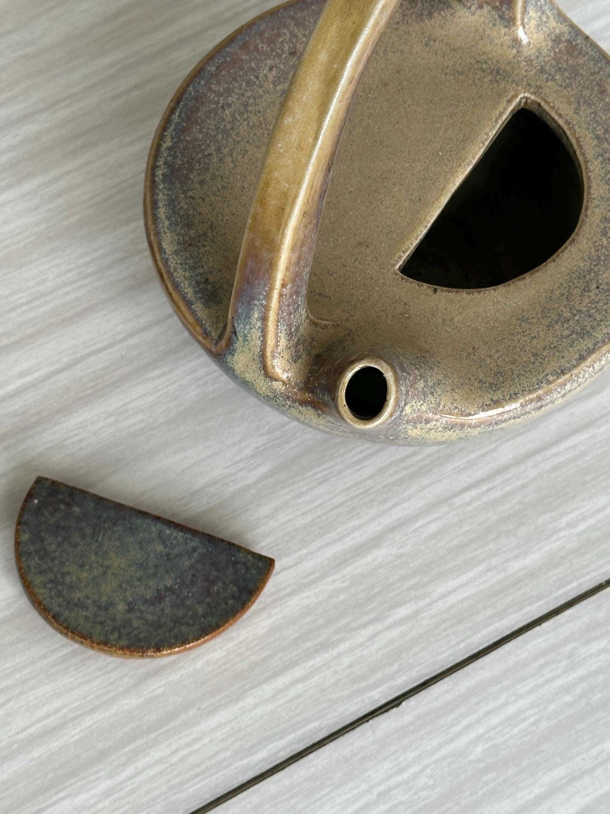 Théière en céramique artisanale, forme sculpturale élégante avec anse intégrée, pièce décorative unique pour cuisine ou collection photo vinterior
