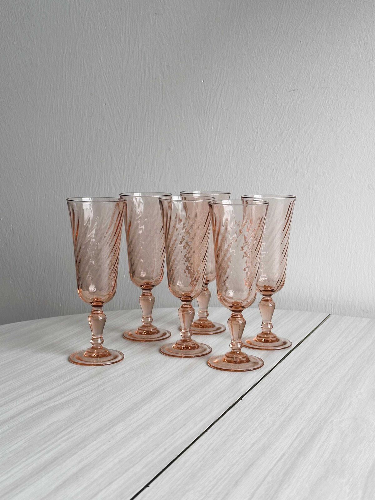 Set Of 6 Translucent Pink Twisted Glasses, Elegant Table Decoration For Parties And Receptions, New Year's Eve Table, Champagne Glass