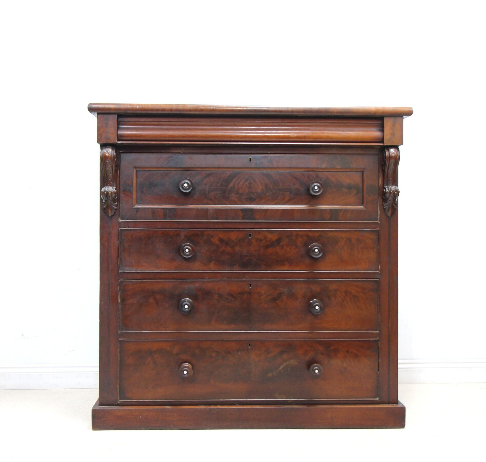 photo vinterior A Large Antique Scottish Kilmarnock Chest Of Drawers With Pearl Inlaid Drawer Knobs