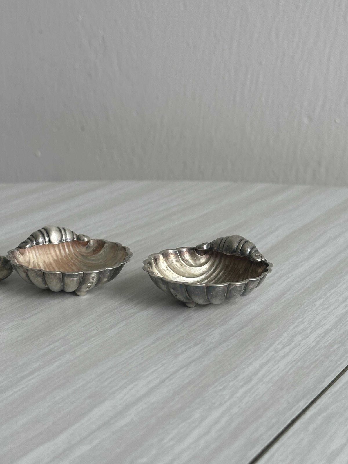 Set van 2 lichtgewicht metalen schaaltjes met lepel, in chique en elegante stijl, voor verfijnd tafelgerei – zout- en pepervaatjes photo for sale
