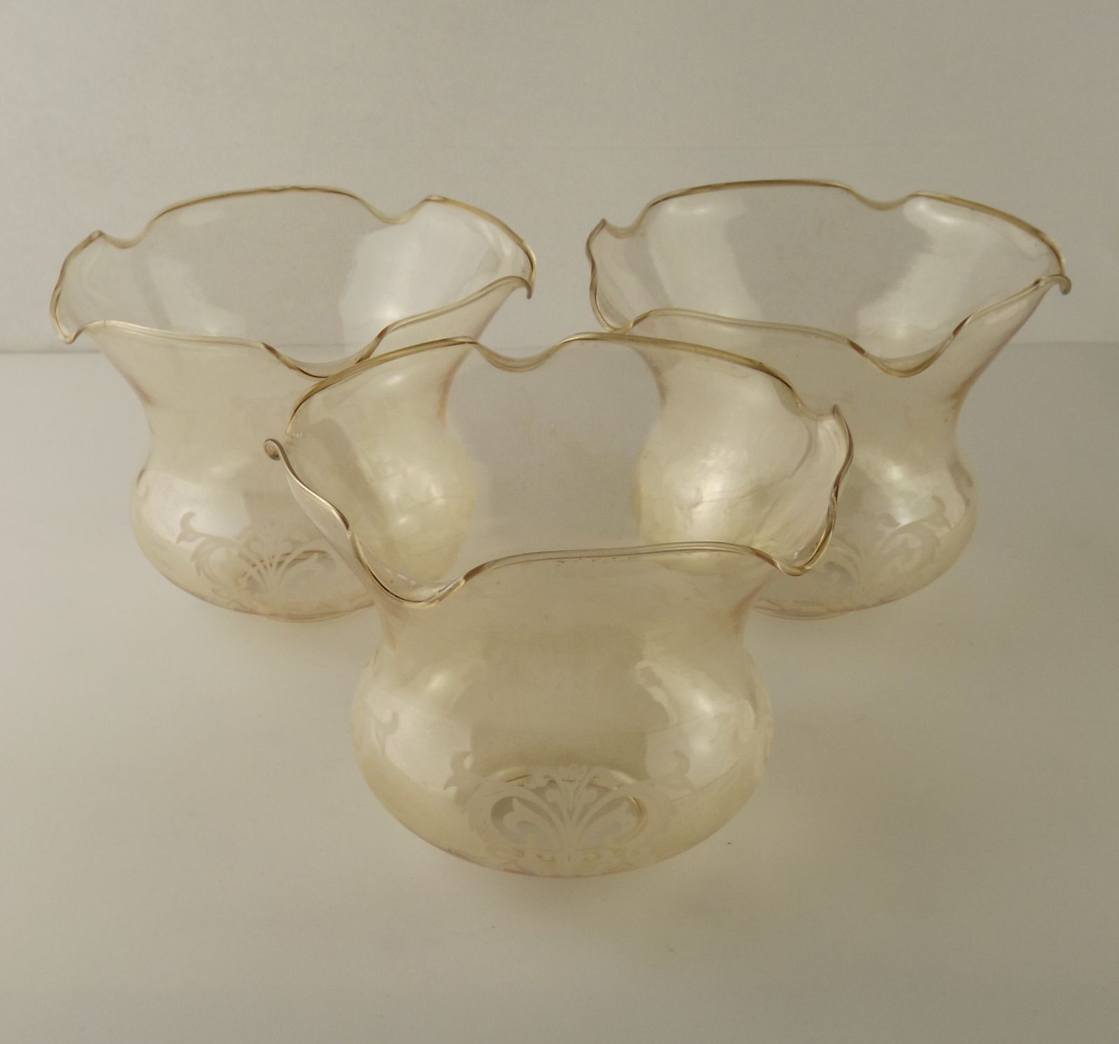 Set Van 3 Vintage Glazen Klokvormige Kappen In Gerookt Barnsteenglas Met Scrollmotief En Gegolfde Rand