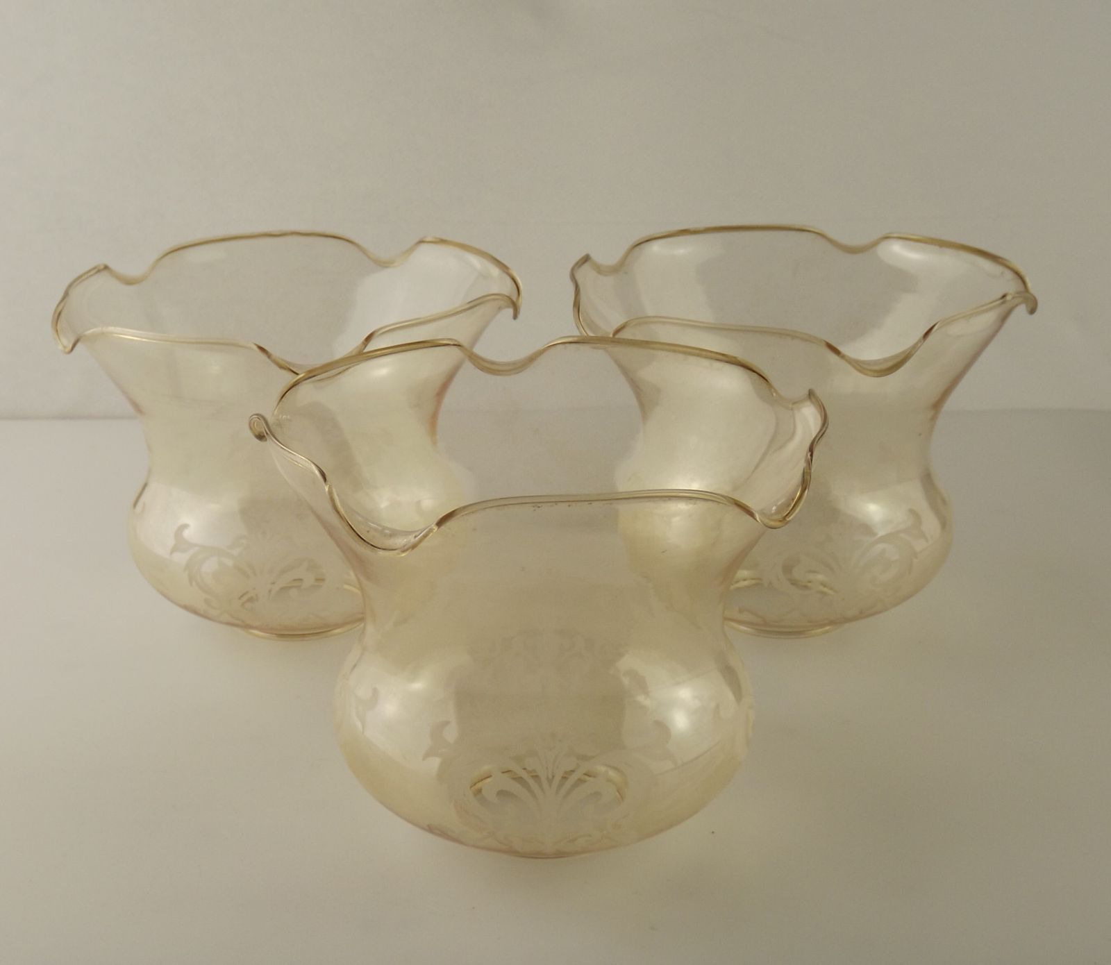 Lot de 3 abat-jour vintage en verre ambré fumé, motif volute et bord festonné photo Luminaires