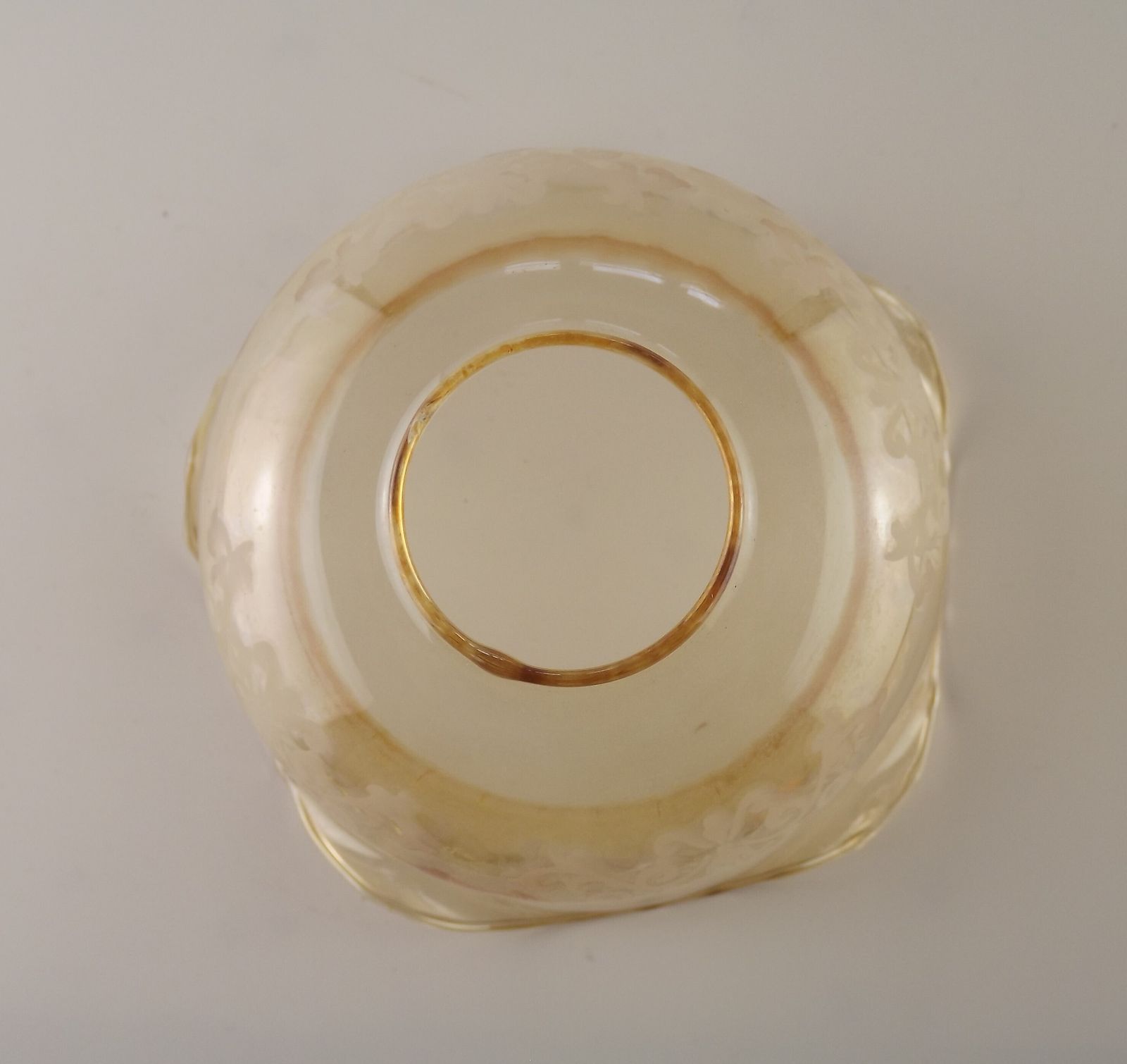 Lot de 2 abat-jour vintage en verre ambré fumé, motif volute et effet côtelé photo vintage