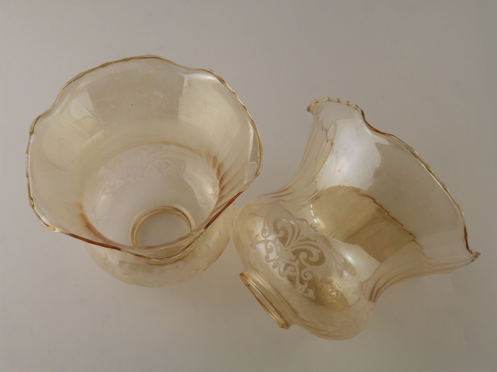 Lot de 2 abat-jour vintage en verre ambré fumé, motif volute et effet côtelé photo for sale