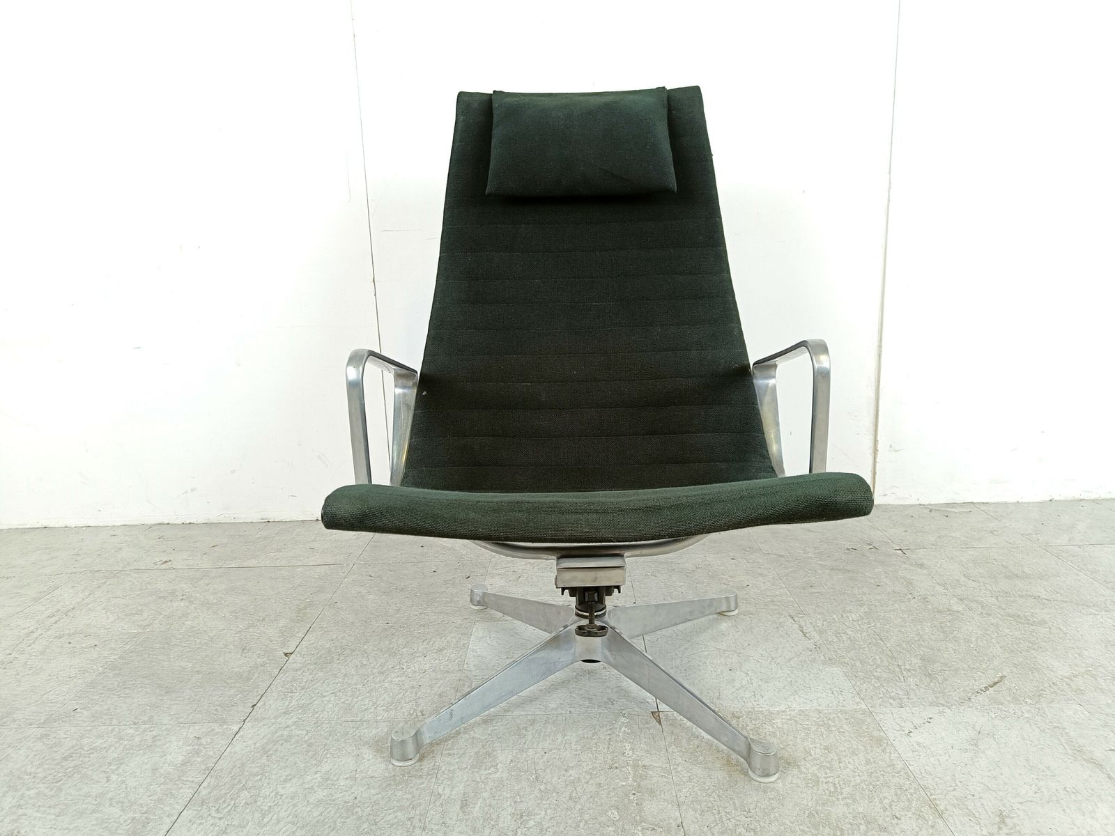Charles & Ray Eames Ea124 Lounge Chair In Black Fabric, 1970s