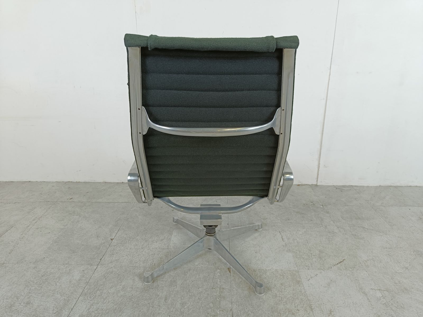 photo furniture Charles & Ray Eames Ea124 Lounge Chair In Black Fabric, 1970s