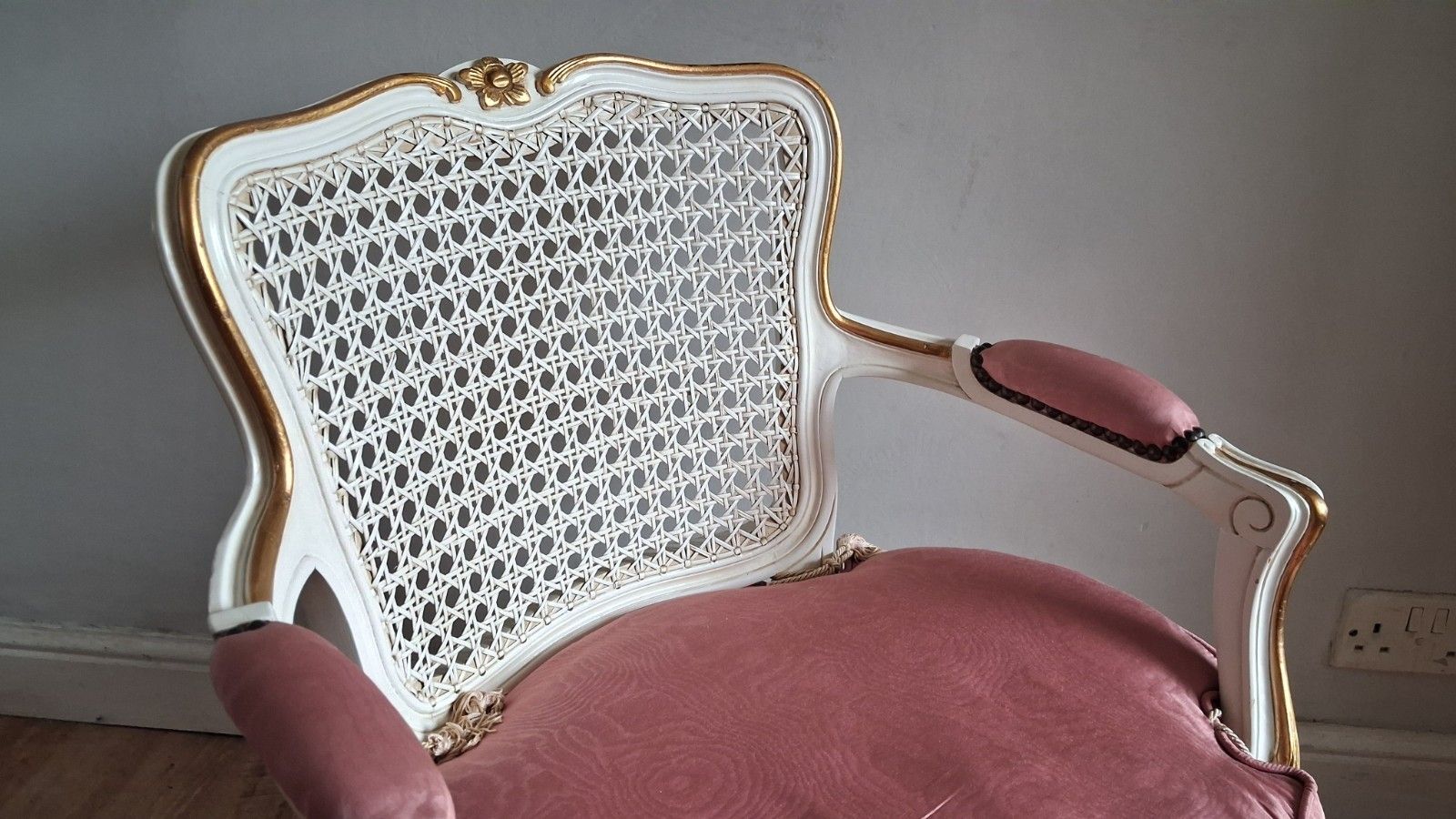 photo vintage Beautiful French Louis XV  Cream And Gilt Upholstered Armchair /Bedroom Chair