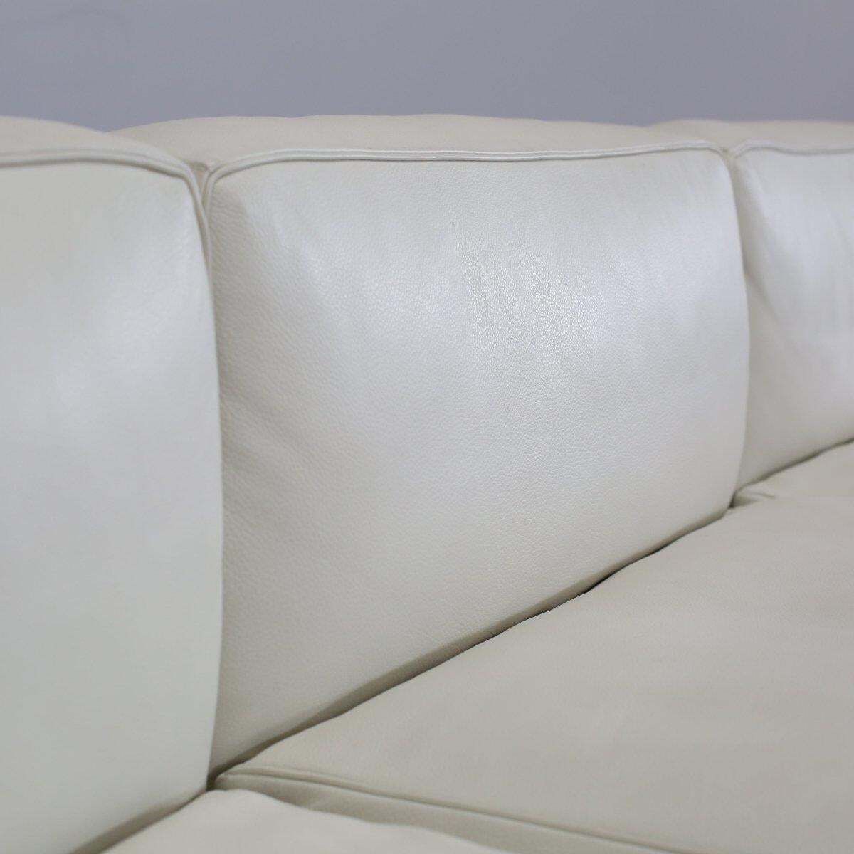 5 Canapé, Appartement Le Corbusier Three Seater In White Leather With Black Fram photo Furniture