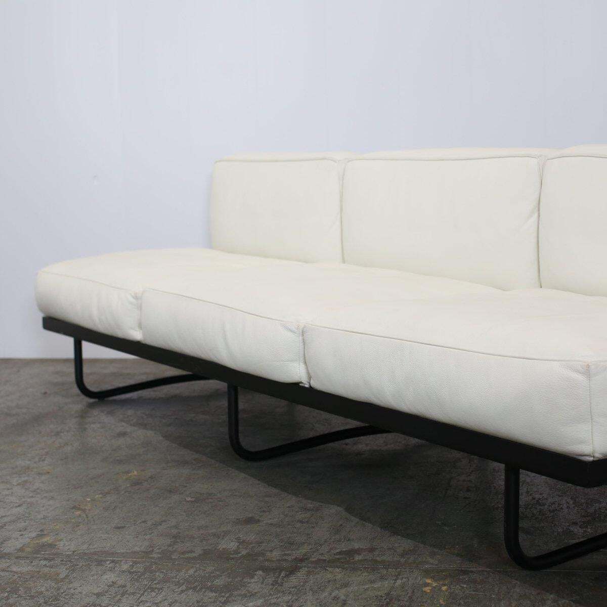 5 Canapé, Appartement Le Corbusier Three Seater In White Leather With Black Fram photo 9418.5