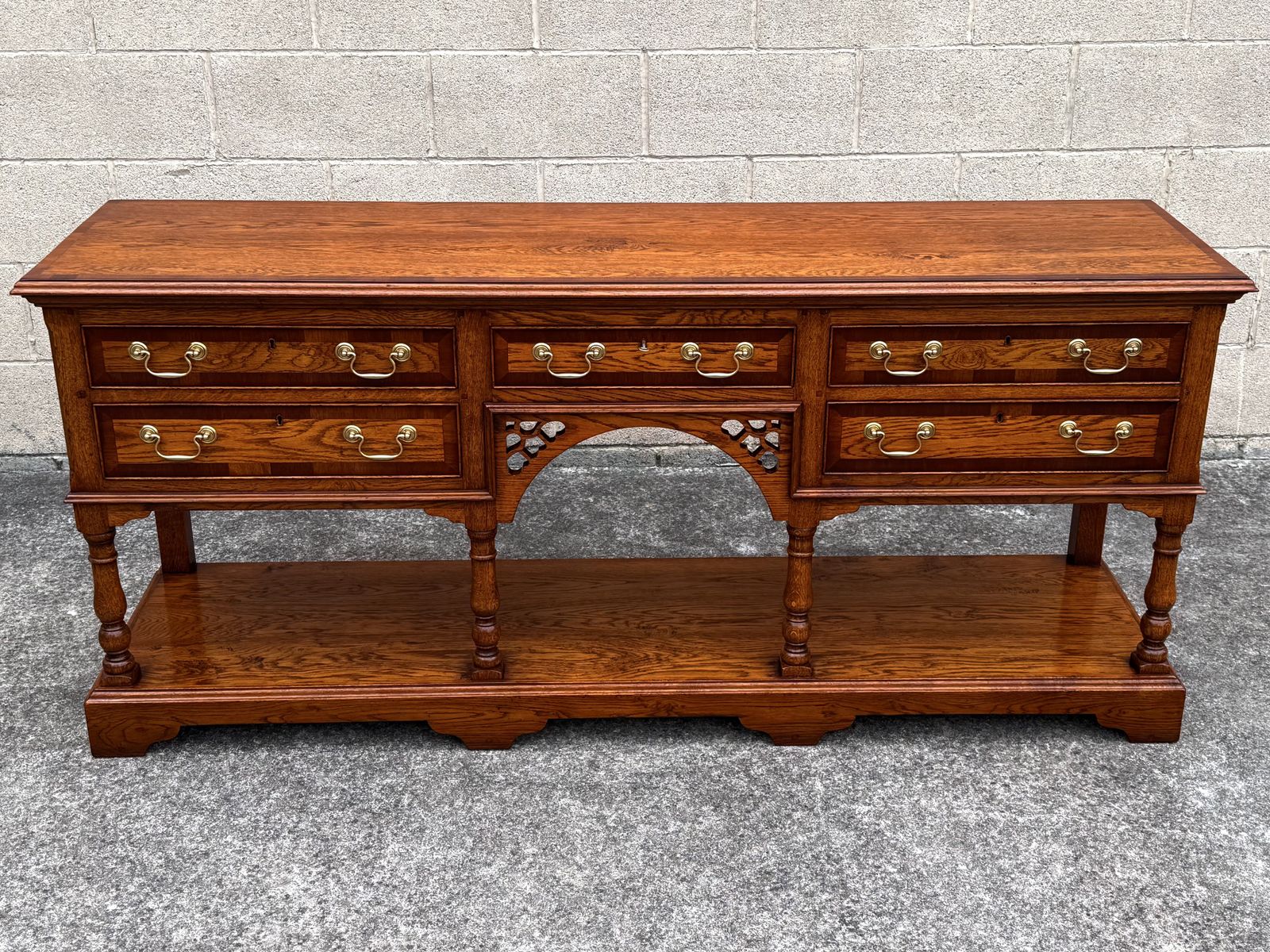 A Titchmarsh And Goodwin Style Solid Oak Sideboard Dresser Base Hall Lamp Table