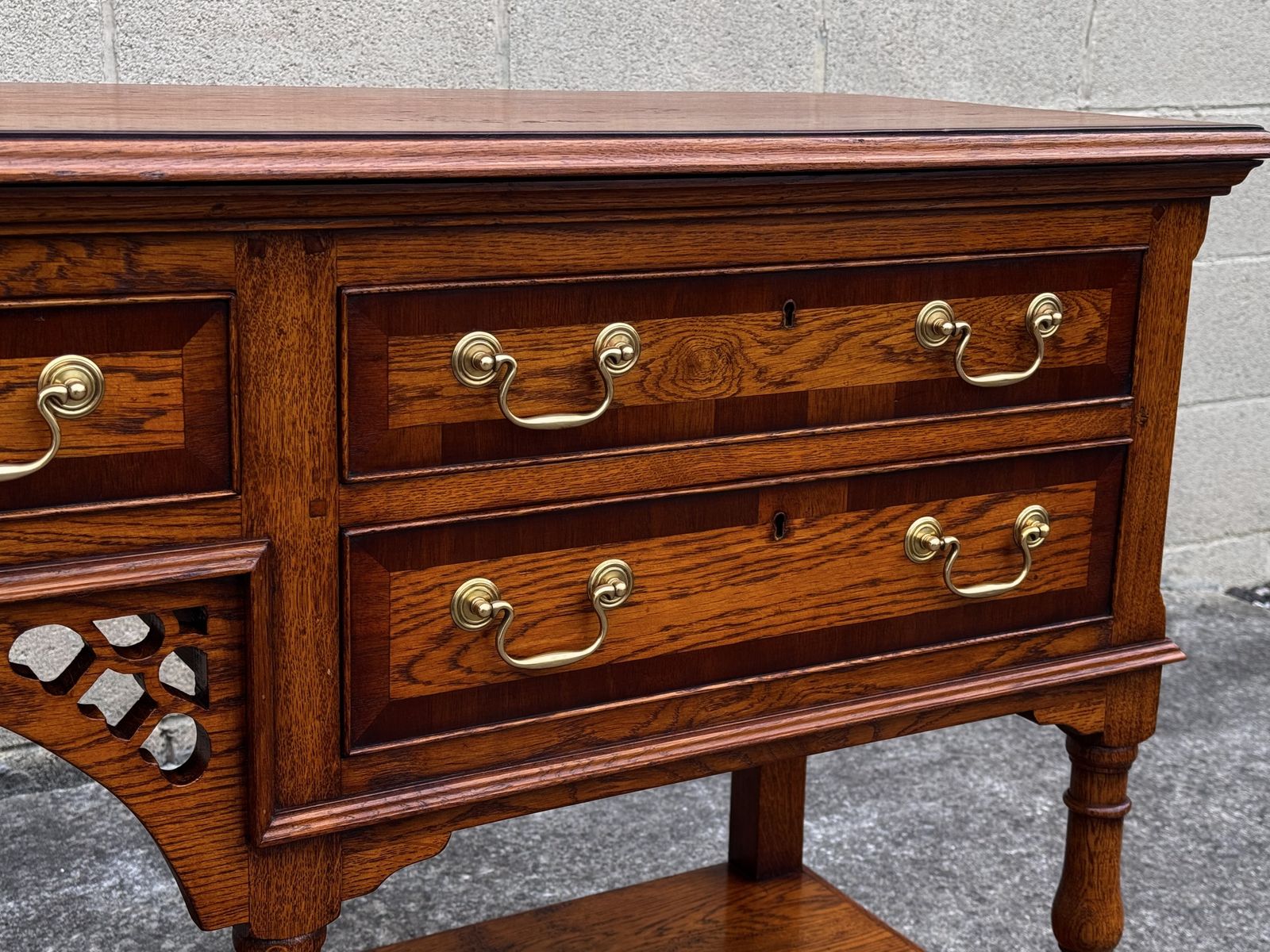 1595.0 A Titchmarsh And Goodwin Style Solid Oak Sideboard Dresser Base Hall Lamp Table photo