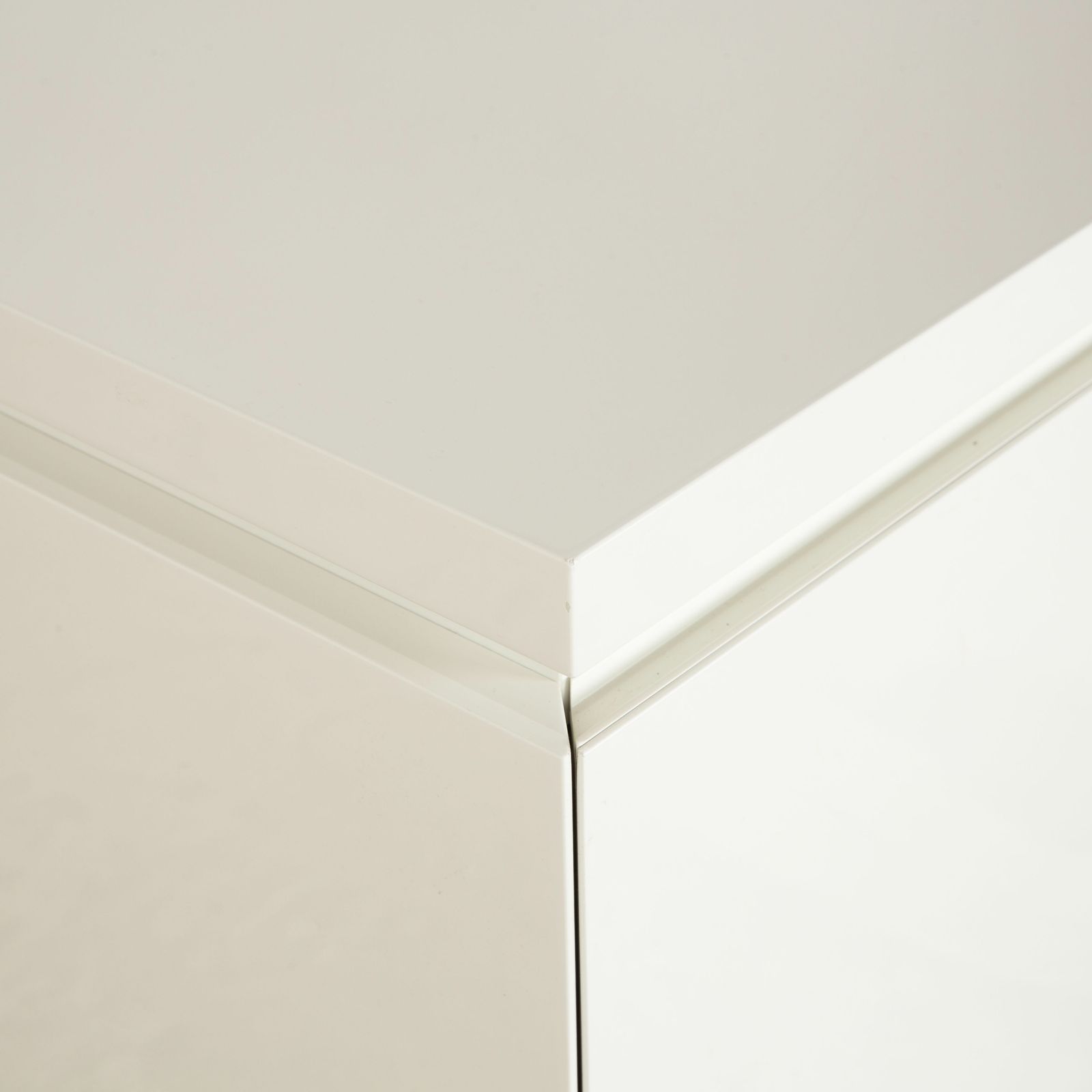Buffet Interlübke Cube en bois blanc photo vinterior