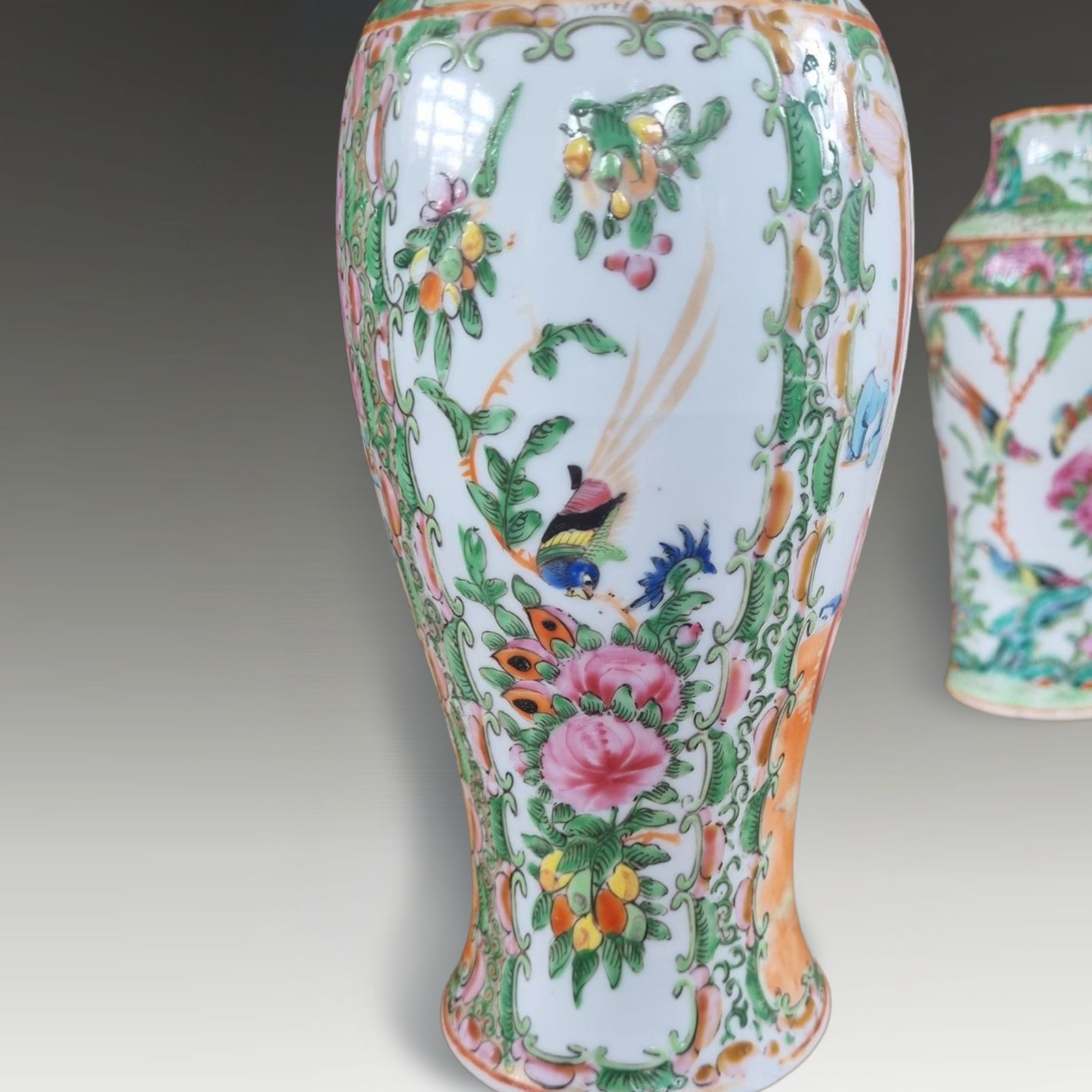 Antique Chinese  Large "Rose Medallion" Lidded Vase Circa 1830 30cm  H ( 12 ") photo 275.0