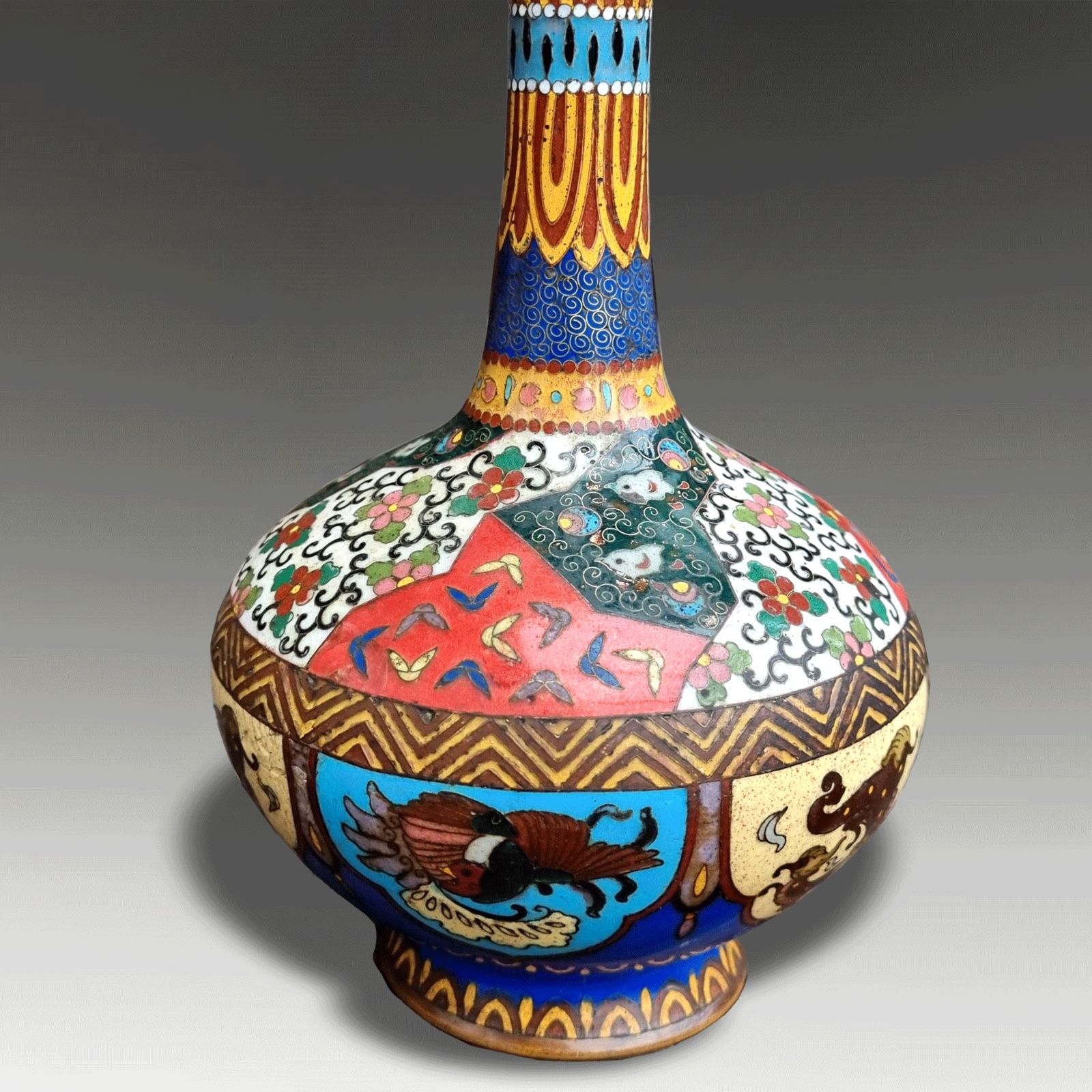 Japanese Cloisonne Vase  Meiji 19thc  Vibrant Design & Colours  Superb 19cm H photo vinterior