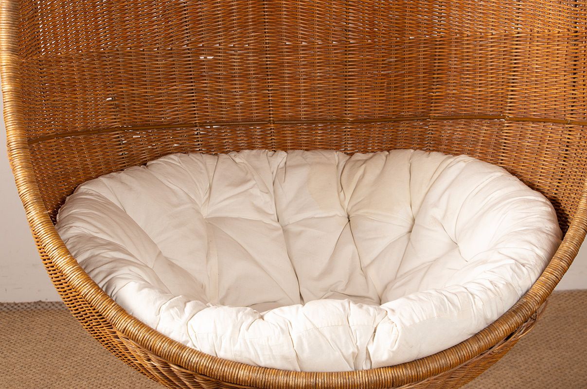Fauteuil danois en rotin tressé, avec son support en métal, fauteuil suspendu œuf, attribué à Nanna Ditzel. photo furniture