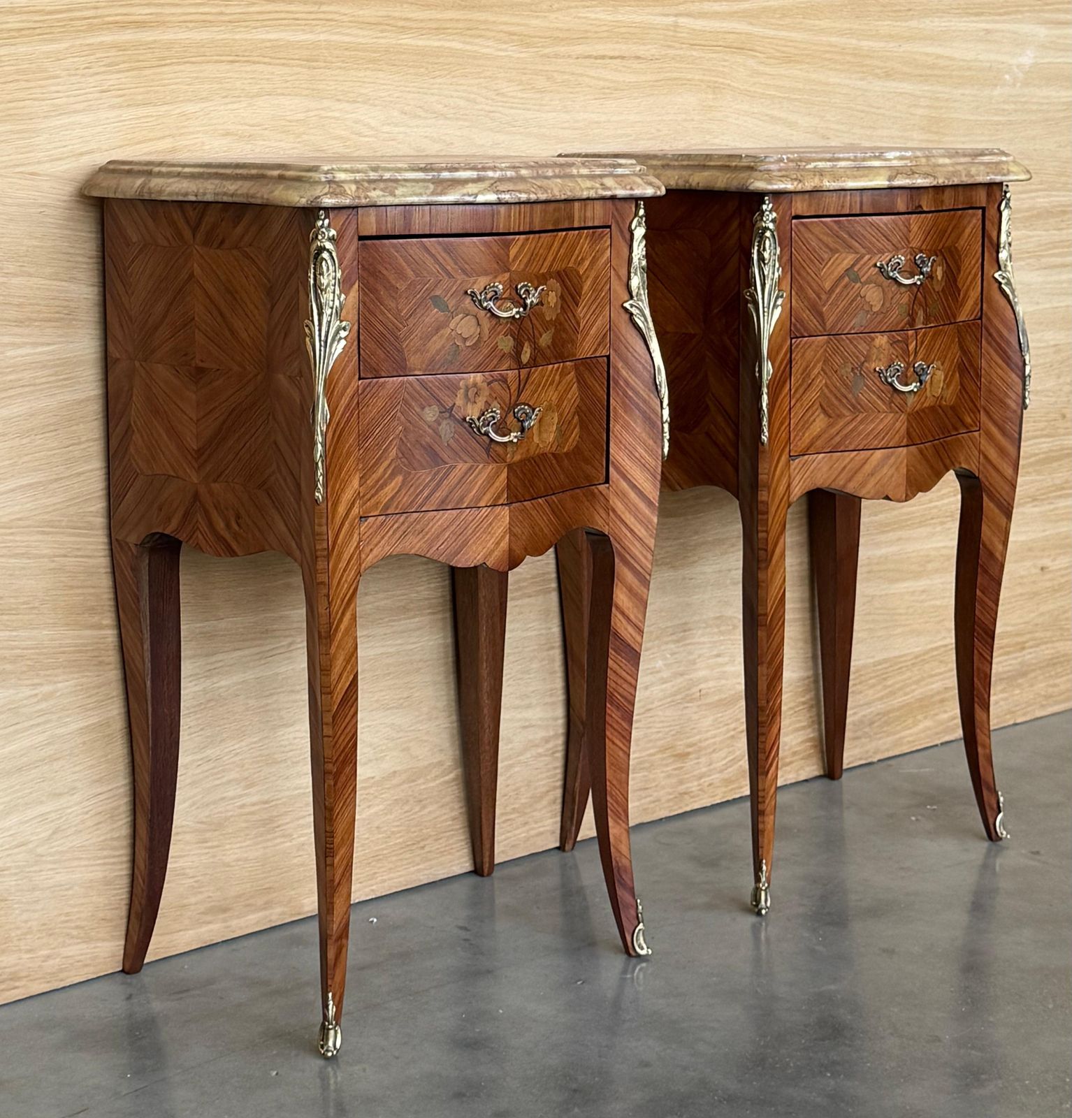 Paire de tables de chevet d'époque Louis XV en marqueterie, plateau en marbre, France photo for sale