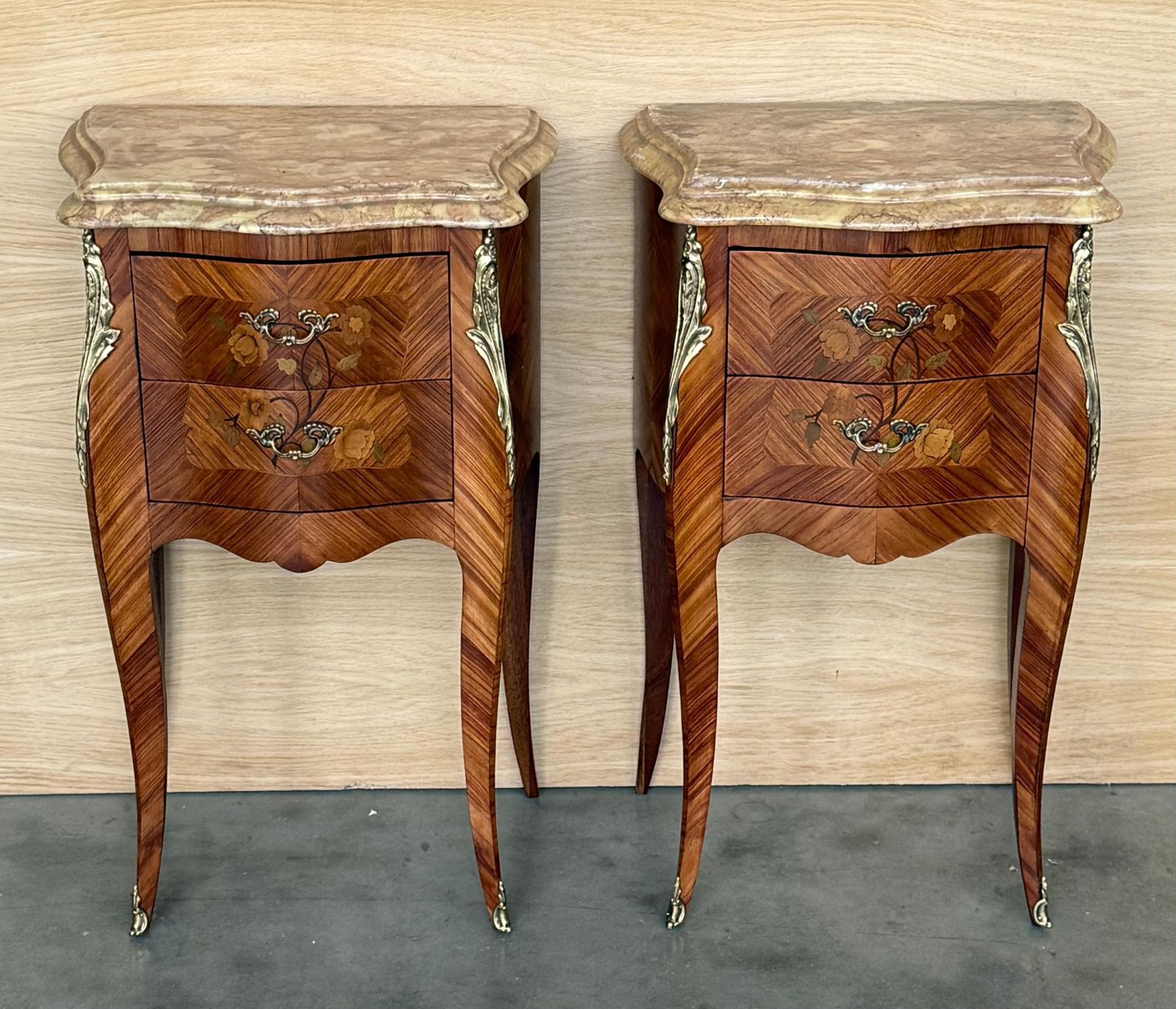 Paire de tables de chevet d'époque Louis XV en marqueterie, plateau en marbre, France photo vinterior