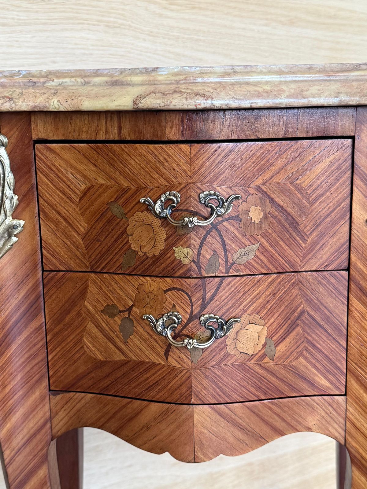 photo vintage Paire de tables de chevet d'époque Louis XV en marqueterie, plateau en marbre, France