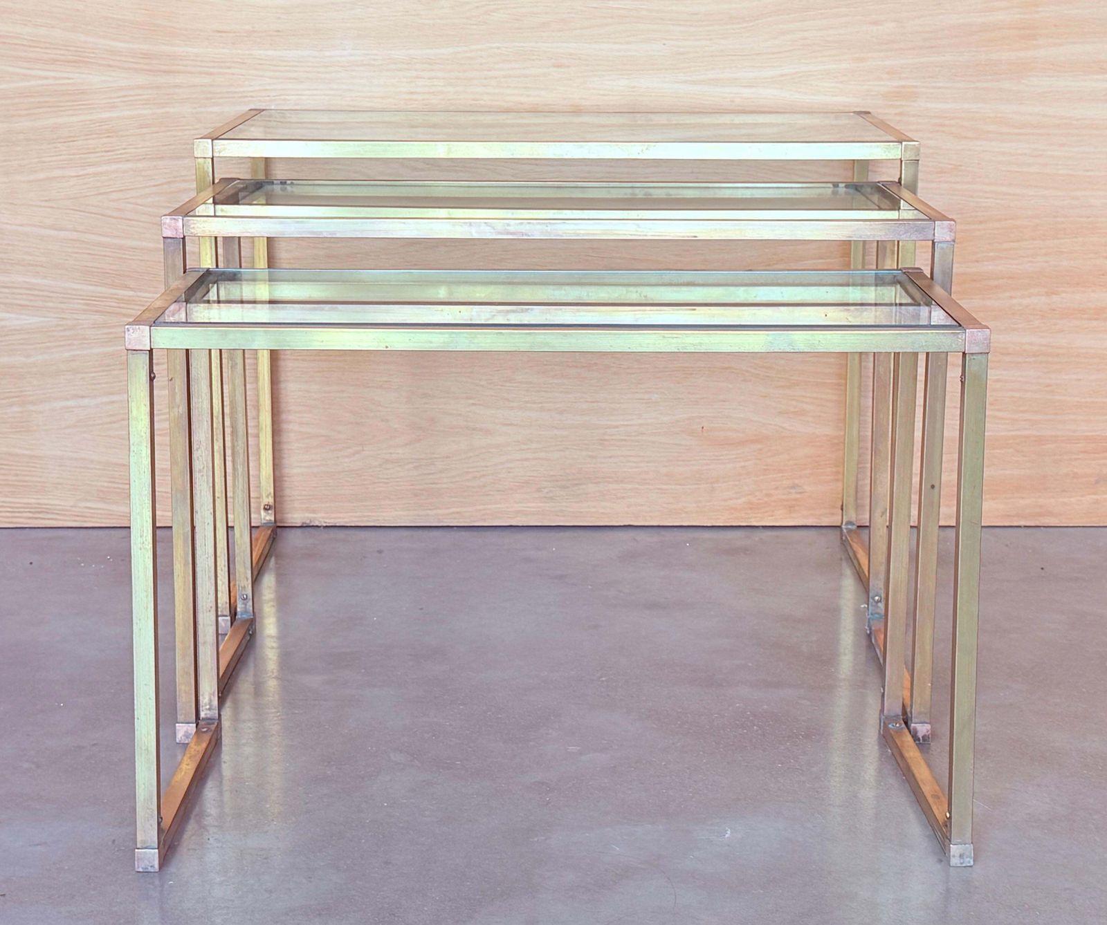 Ensemble de trois tables gigognes rectangulaires, design italien des années 1970 en laiton photo for sale