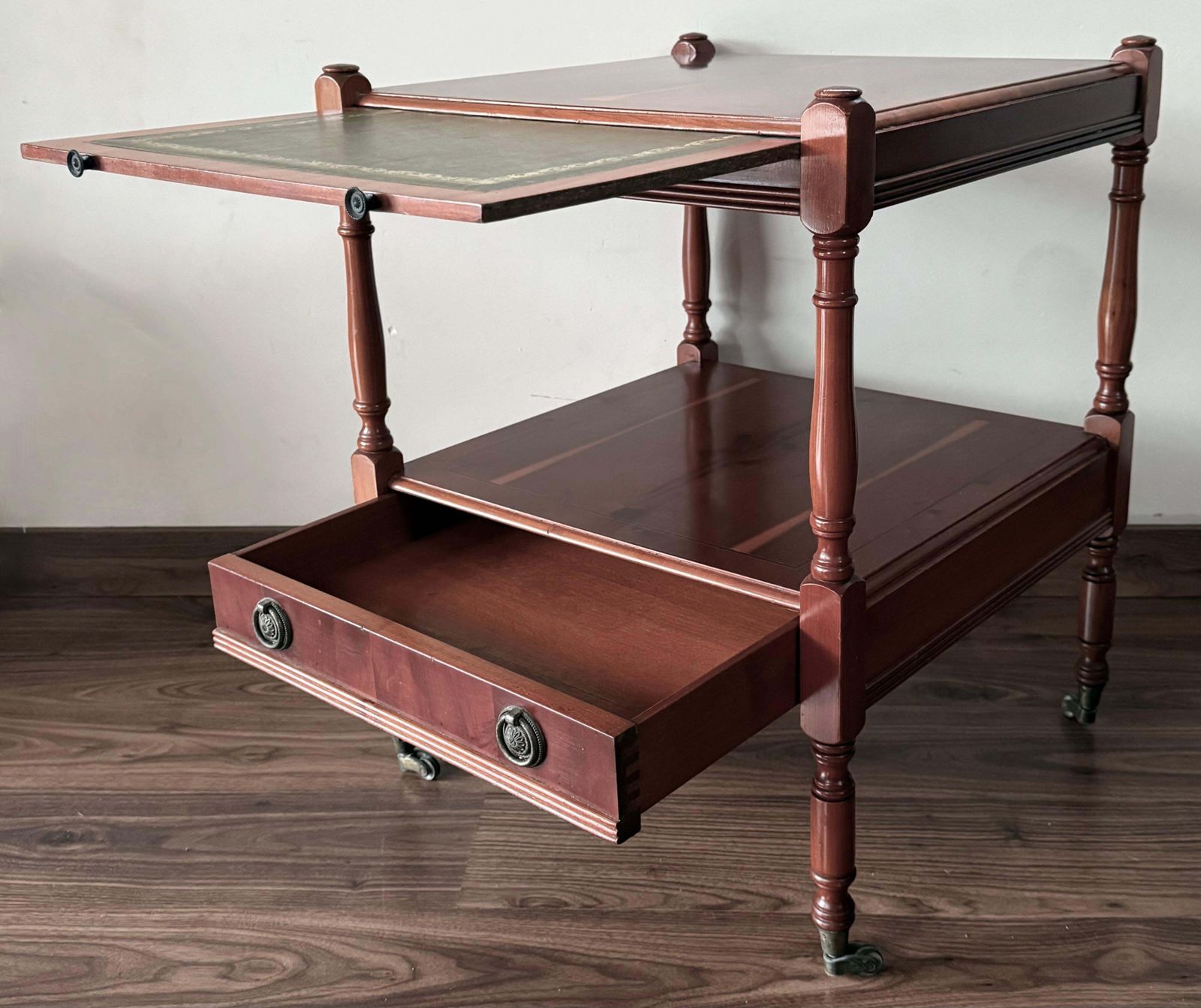 Paire de tables de chevet en chêne avec tiroir et étagère, début du XXe siècle photo buy