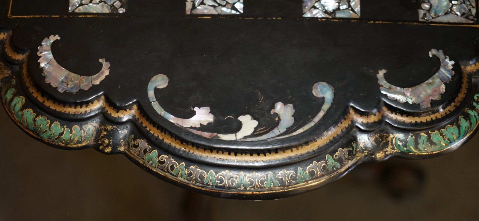 Antique Victorian 1860 Black Lacquer Mother Of Pearl Chess Tilt Top Games Table photo vintage