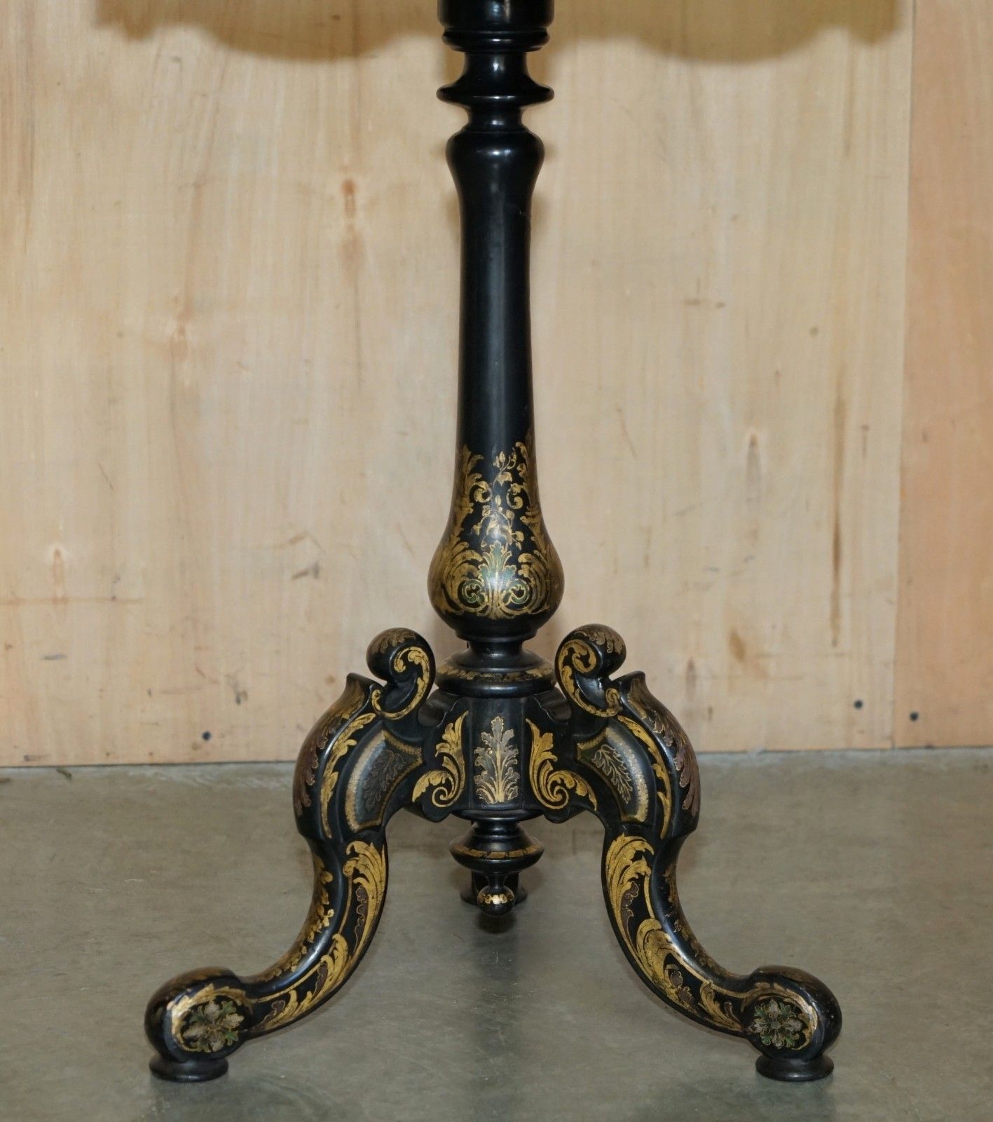 photo vinterior Antique Victorian 1860 Black Lacquer Mother Of Pearl Chess Tilt Top Games Table