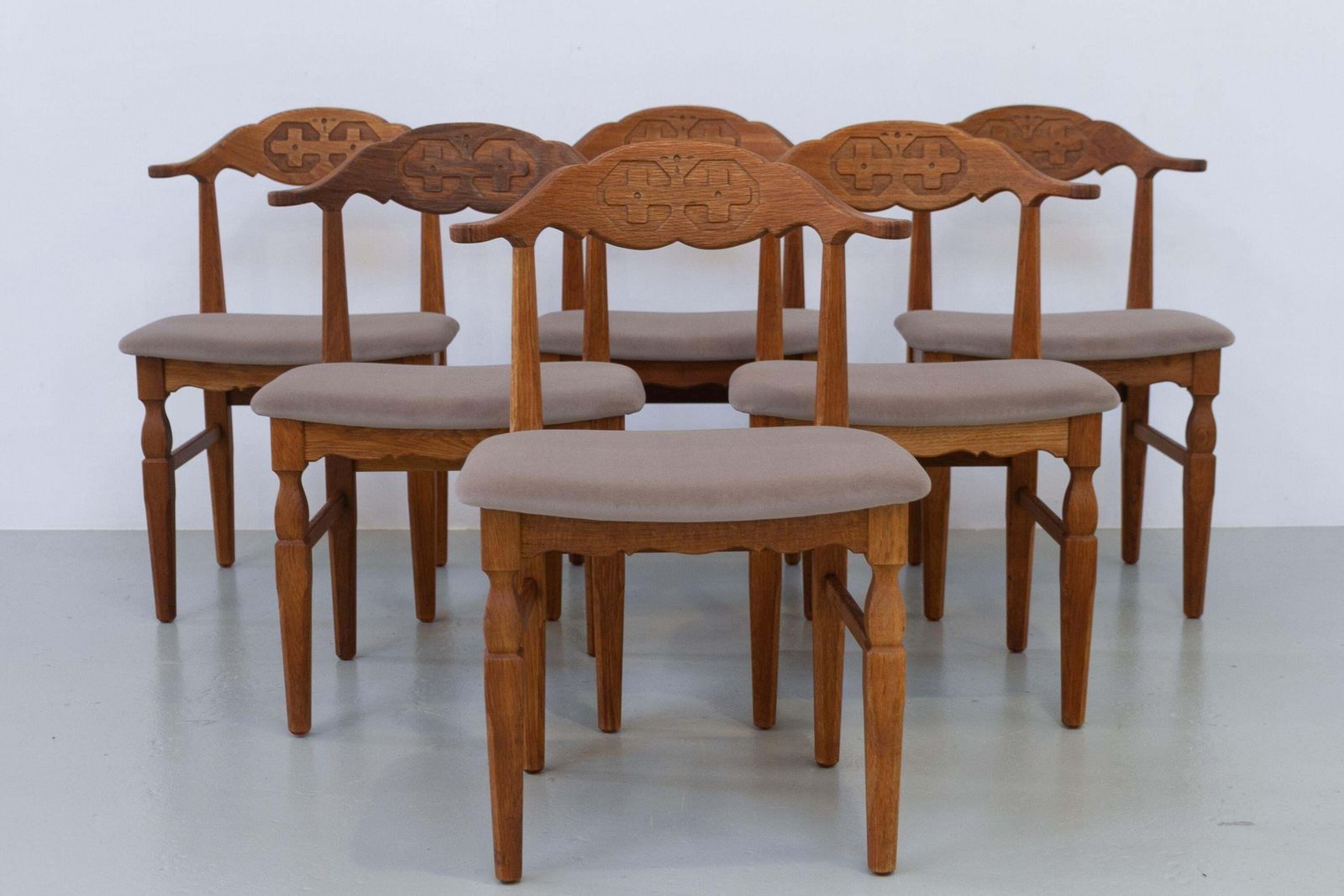 Danish Brutalist Oak Dining Chairs By Henning Kjærnulf, 1960s. Set Of 6. photo vinterior