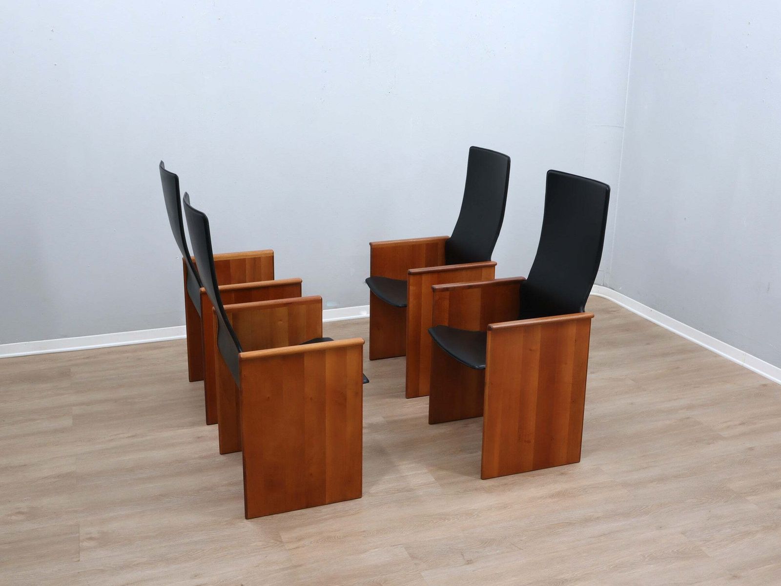 Set Of 4 Segesta Walnut And Black Letaher Chairs Stildomus 1970s