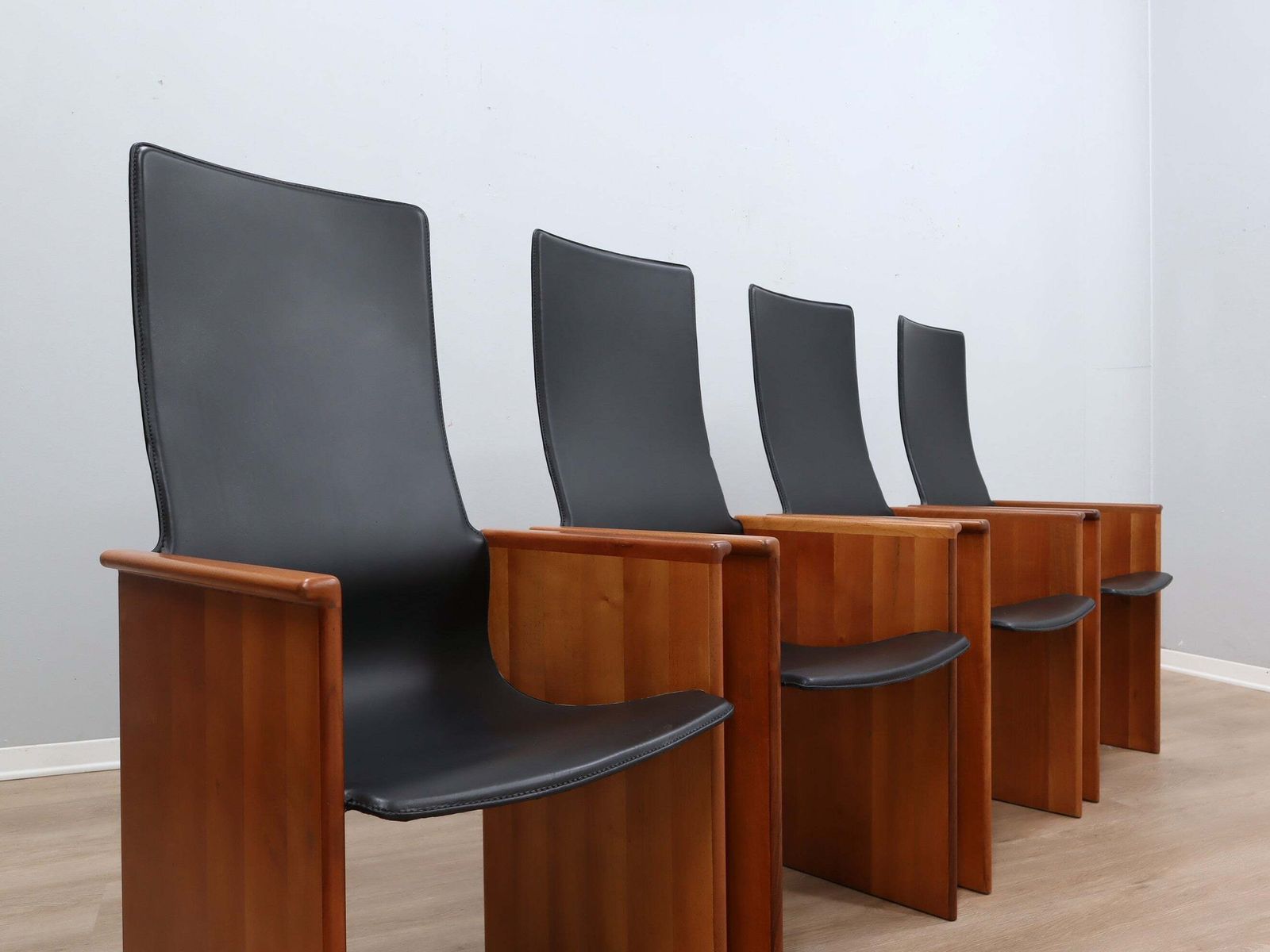 Set Of 4 Segesta Walnut And Black Letaher Chairs Stildomus 1970s photo vintage