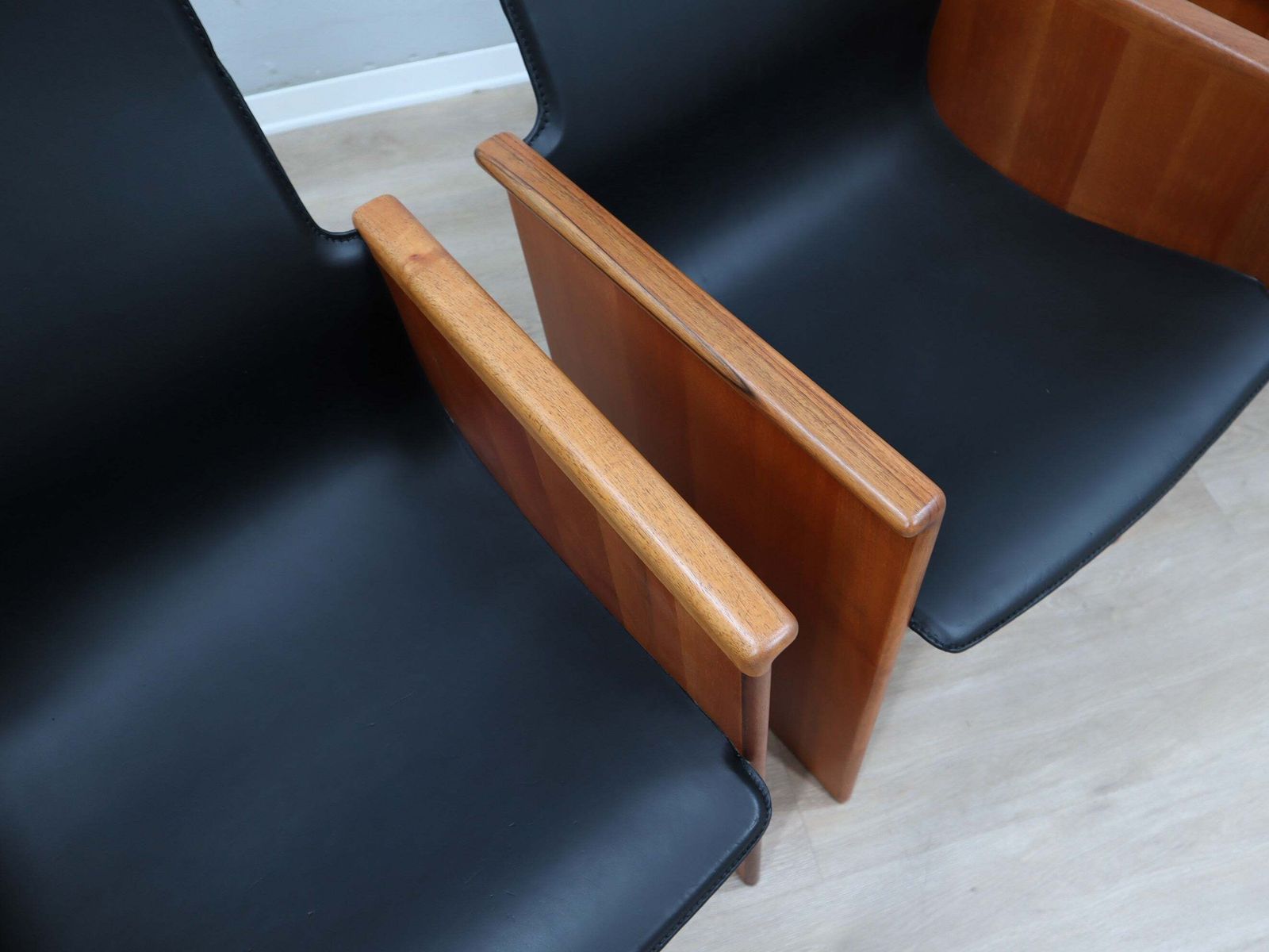 photo vinterior Set Of 4 Segesta Walnut And Black Letaher Chairs Stildomus 1970s