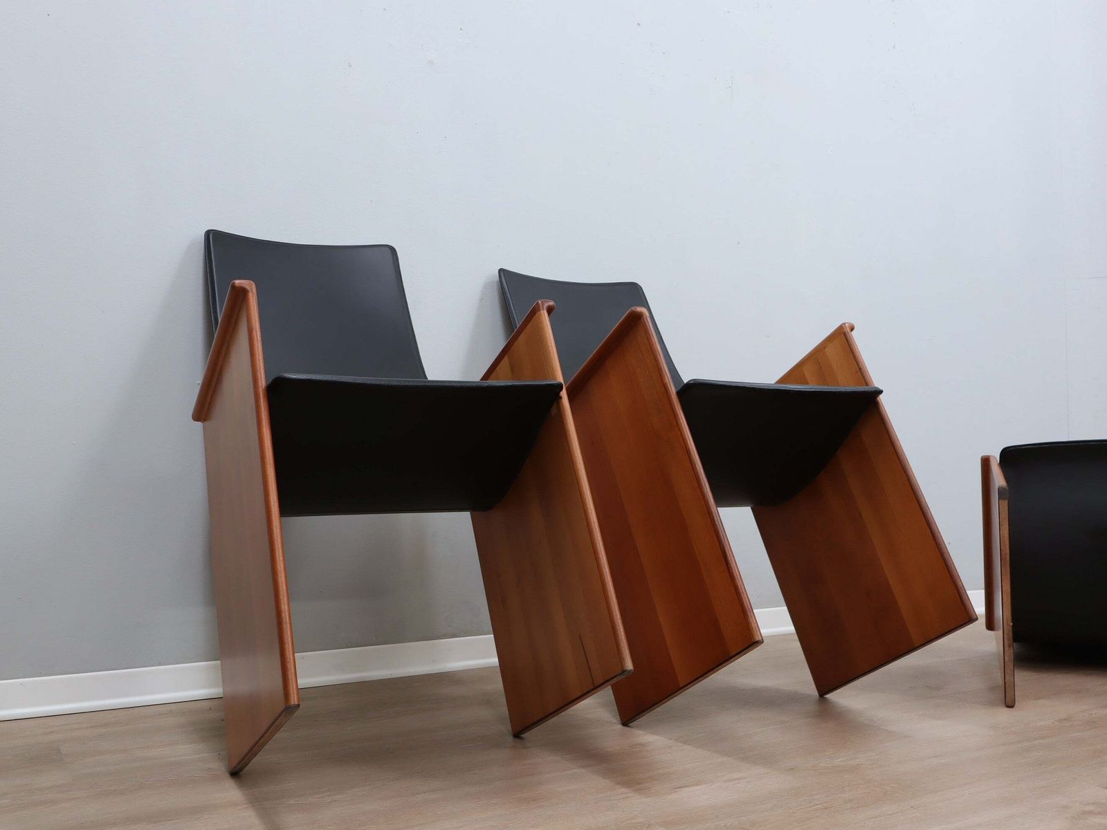 photo vintage Set Of 4 Segesta Walnut And Black Letaher Chairs Stildomus 1970s