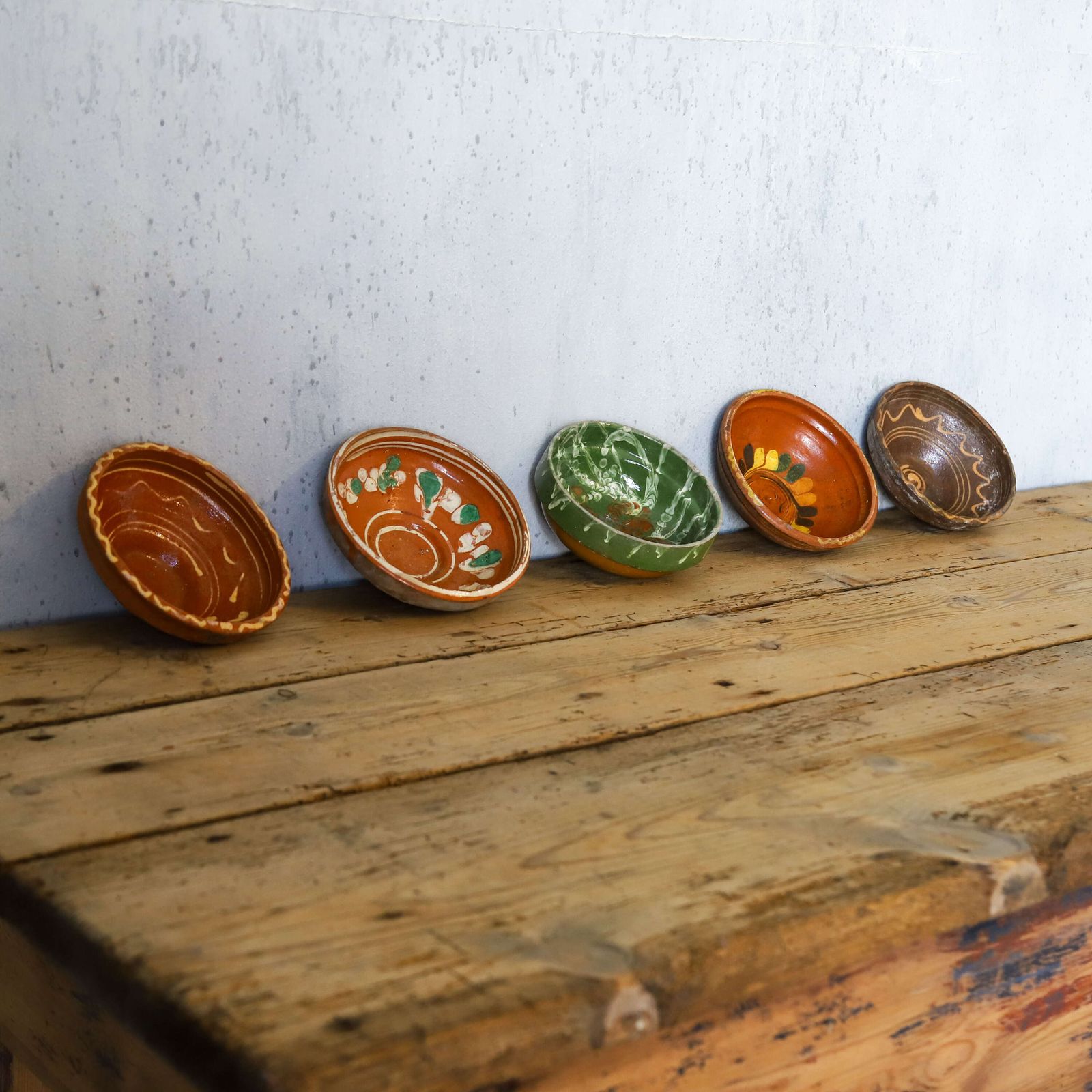 photo vinterior Early 20th Century C.1920s Welsh Vernacular Set Of Five Semi Glazed Earthenware Bowls