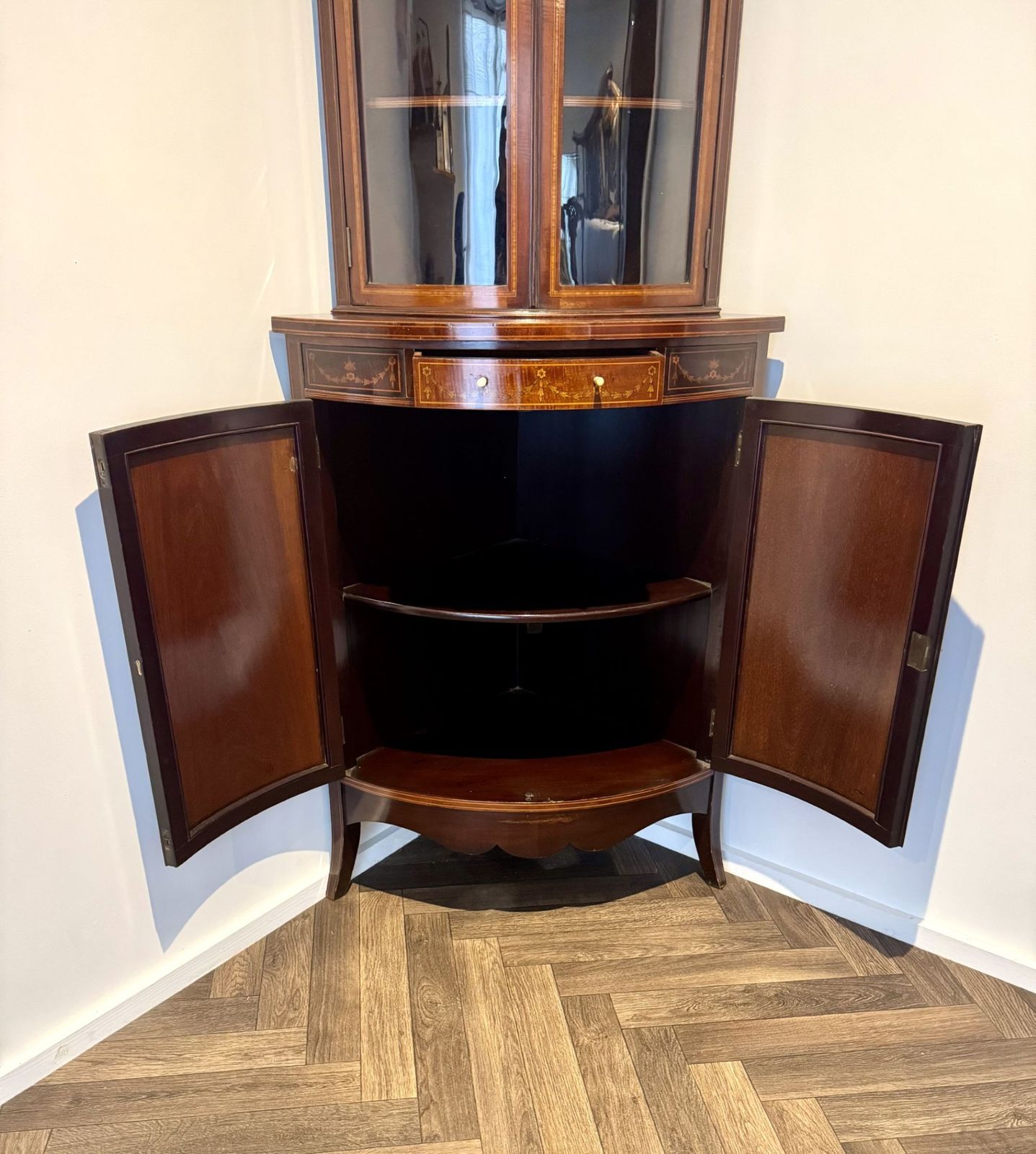 Superb Quality Pair Of Antique Mahogany Marquetry Inlaid Corner Cabinets photo vintage