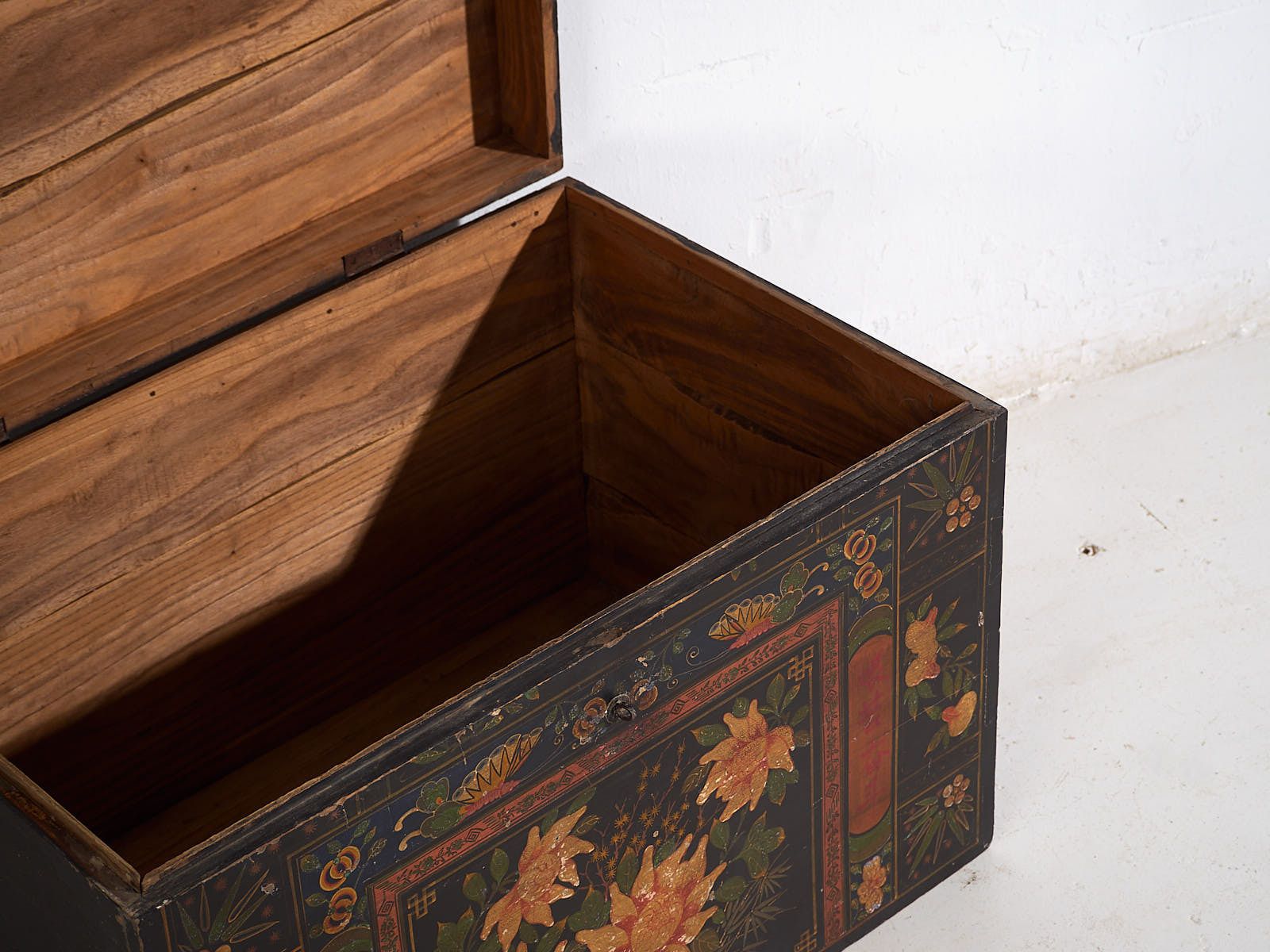 Original Illustrated Chinese Opera Trunk (China, C.1900) photo Furniture