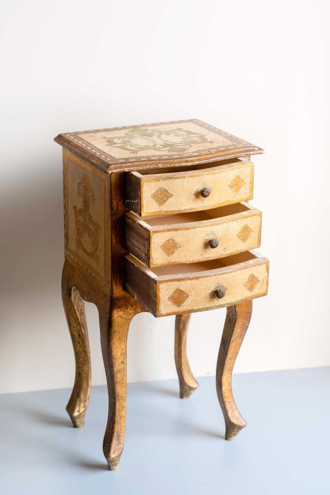 Italian Florentine Cabinet With Three Drawers – 1960s Vintage Gilt Bedside Table – Baroque Golden Lacquered Chest With Curved Legs photo for sale