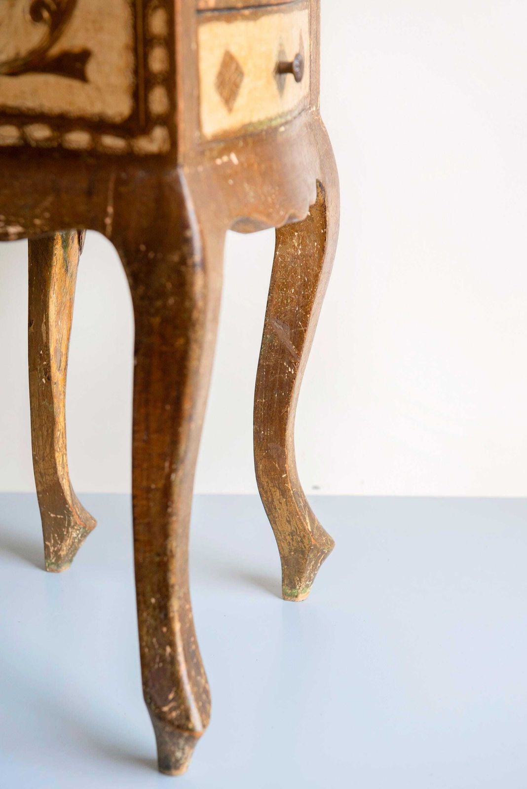 photo furniture Italiaans Florentijns Kastje Met Drie Lades – Vergulde Vintage Nachtkasttafel Uit De Jaren 1960 – Barok Goudgelakt Kastje Met Gebogen Poten
