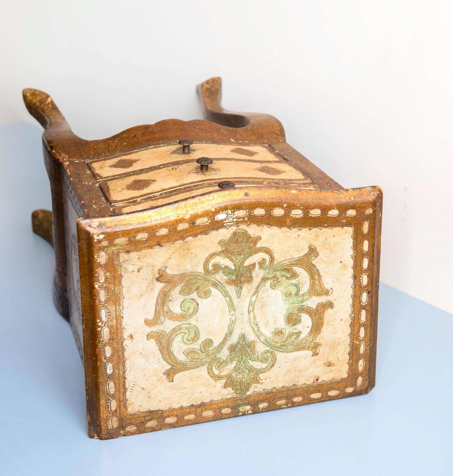 photo for sale Italiaans Florentijns Kastje Met Drie Lades – Vergulde Vintage Nachtkasttafel Uit De Jaren 1960 – Barok Goudgelakt Kastje Met Gebogen Poten